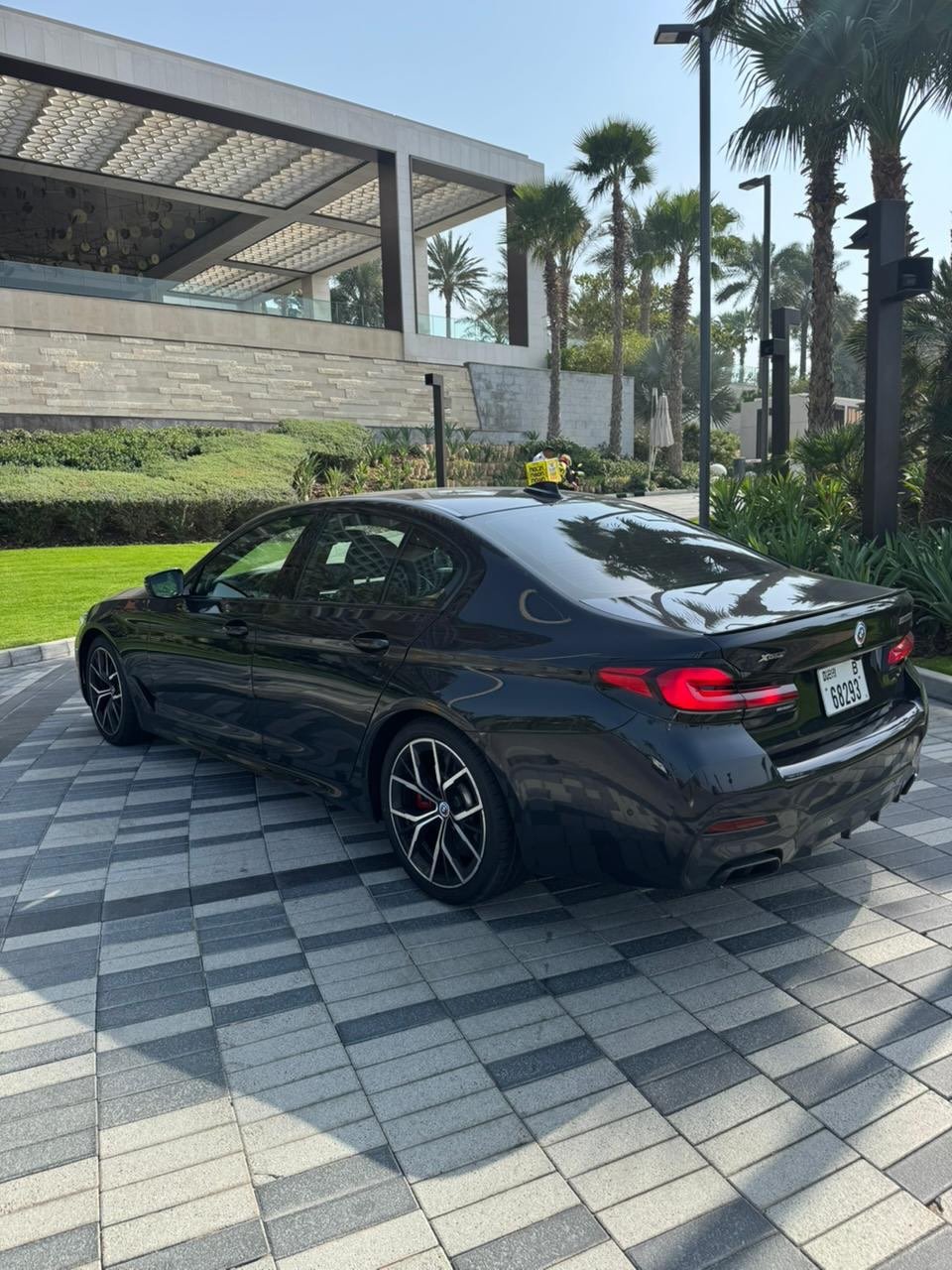BMW M550i xDrive — tecnología BMW iDrive — Dubái, EAU