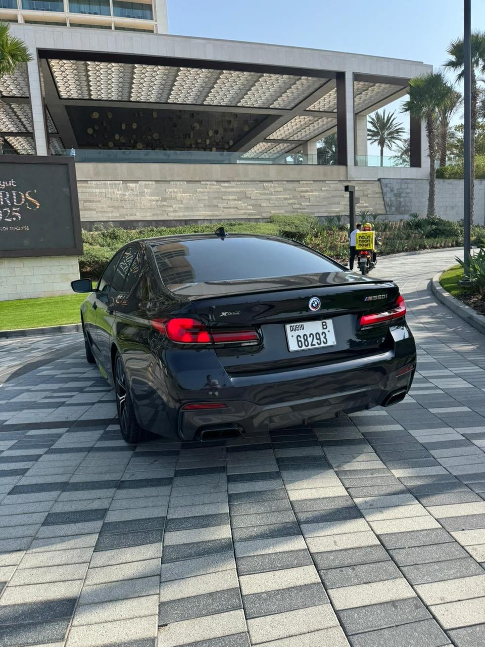 BMW M550i xDrive — tecnología BMW iDrive — Dubái, EAU
