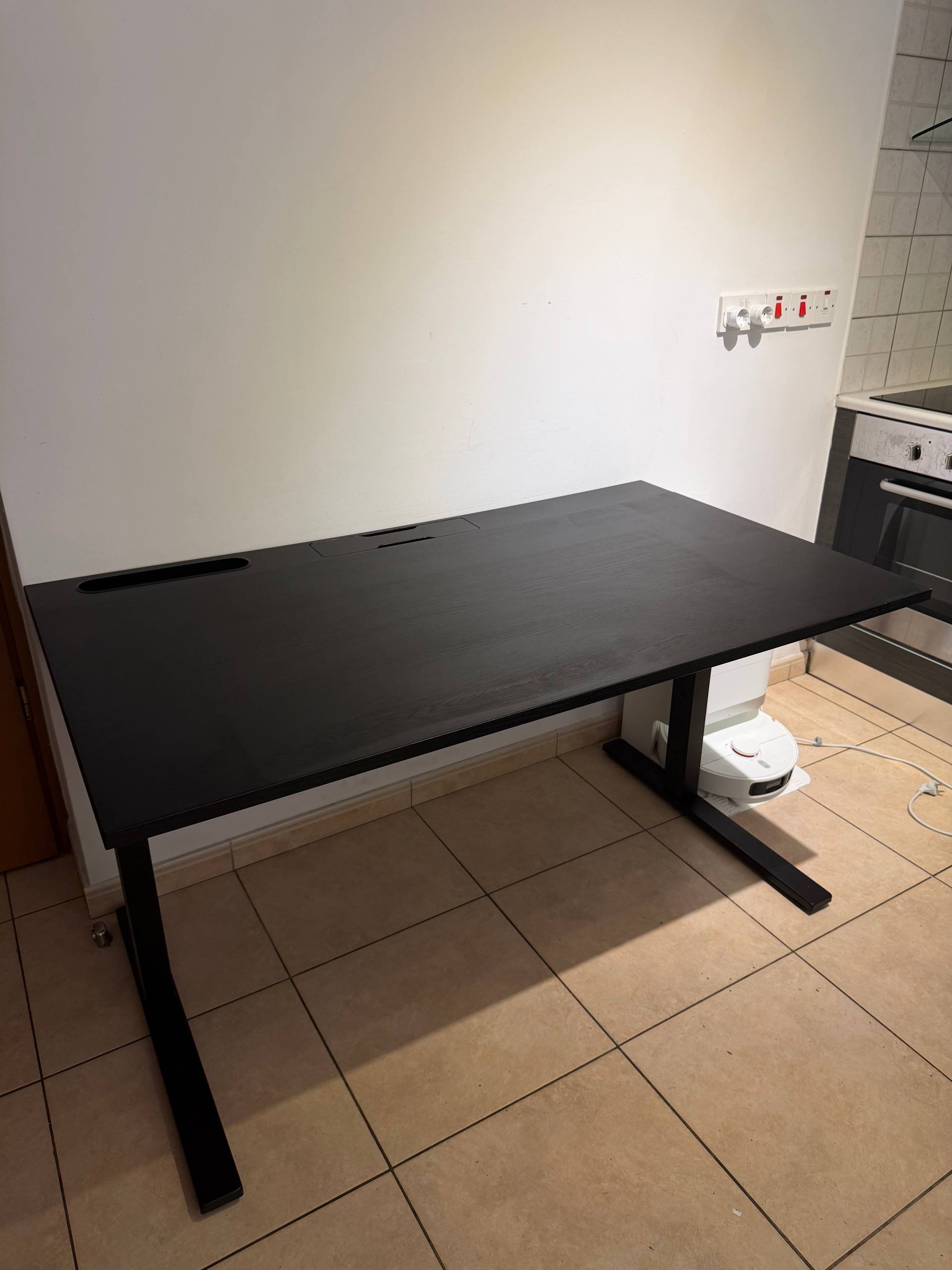 Escritorio de oficina IKEA MITTZON 140x80 — Limasol, Chipre Escritorio de oficina IKEA MITTZON 140x80 — good — Limasol, Chipre