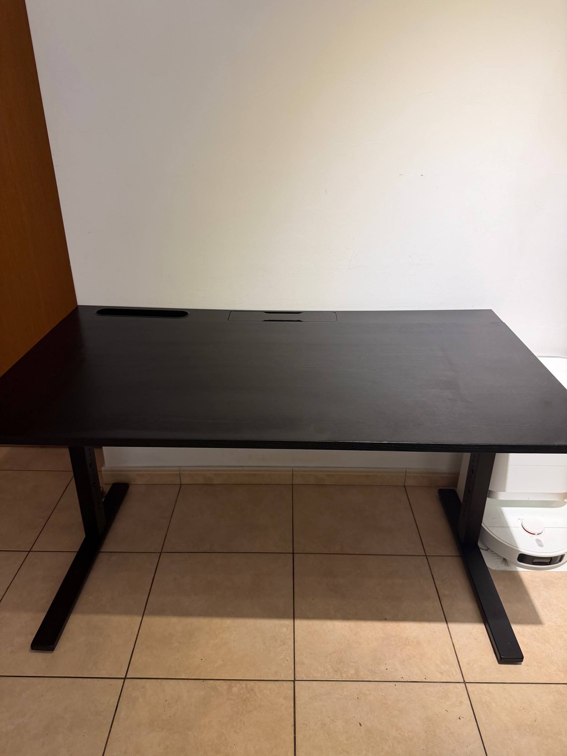 Escritorio de oficina IKEA MITTZON 140x80 — Limasol, Chipre Escritorio de oficina IKEA MITTZON 140x80 — good — Limasol, Chipre
