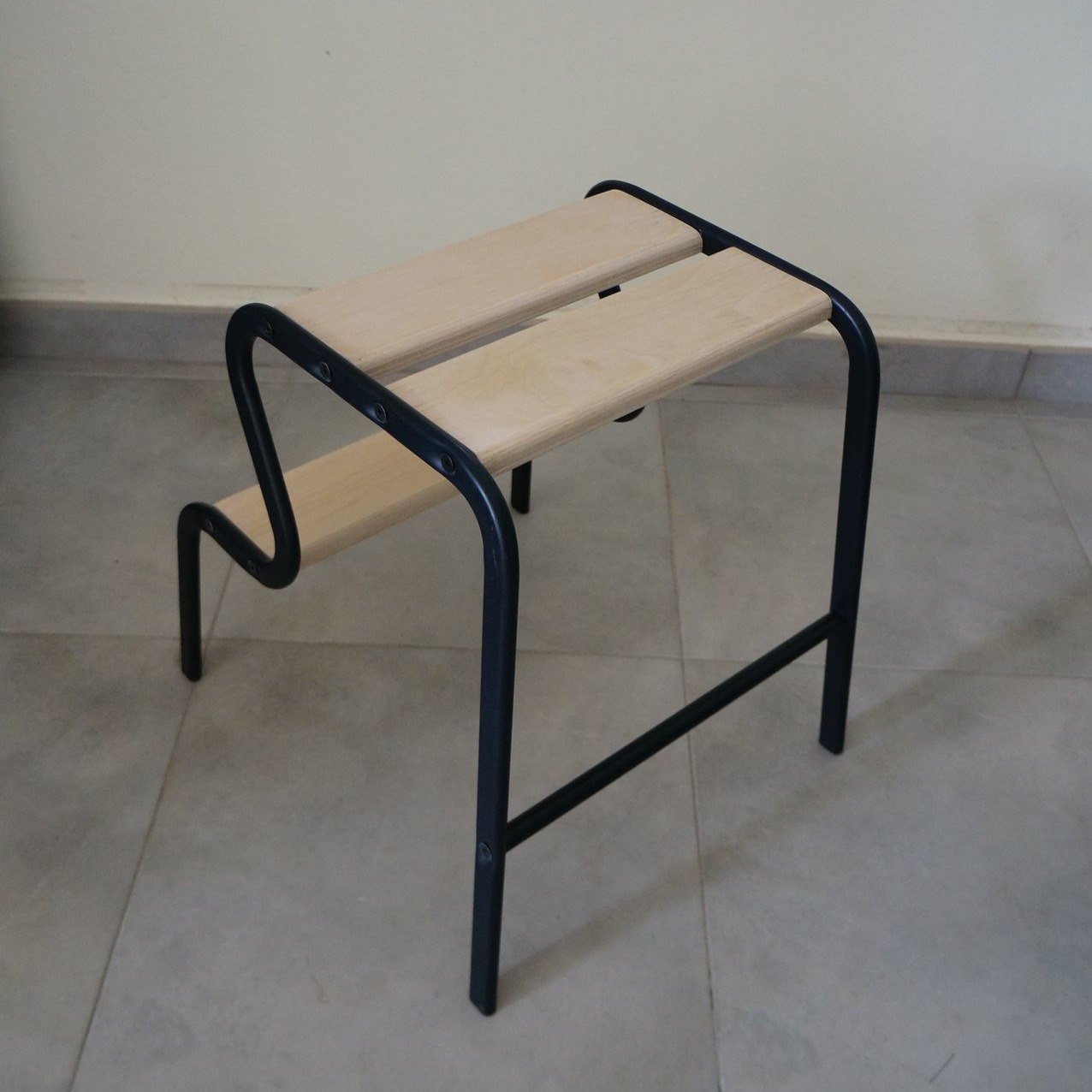 Escalón Ikea 15 euros Limassol — Limasol, Chipre Escalón Ikea 15 euros Limassol — Limasol, Chipre