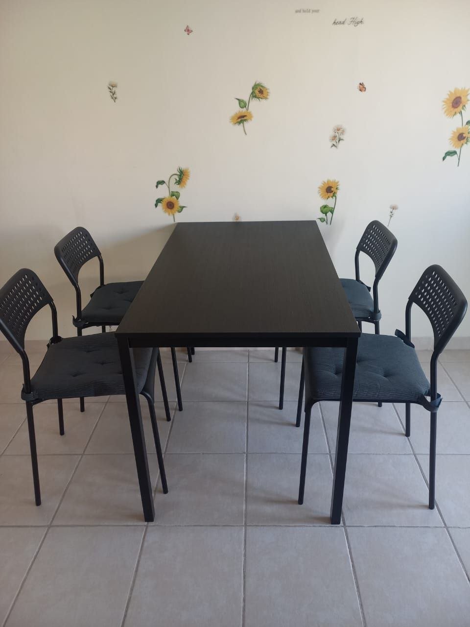 Стол и 4 стула с подушками IKEA за 200 AED — Дубай, ОАЭ