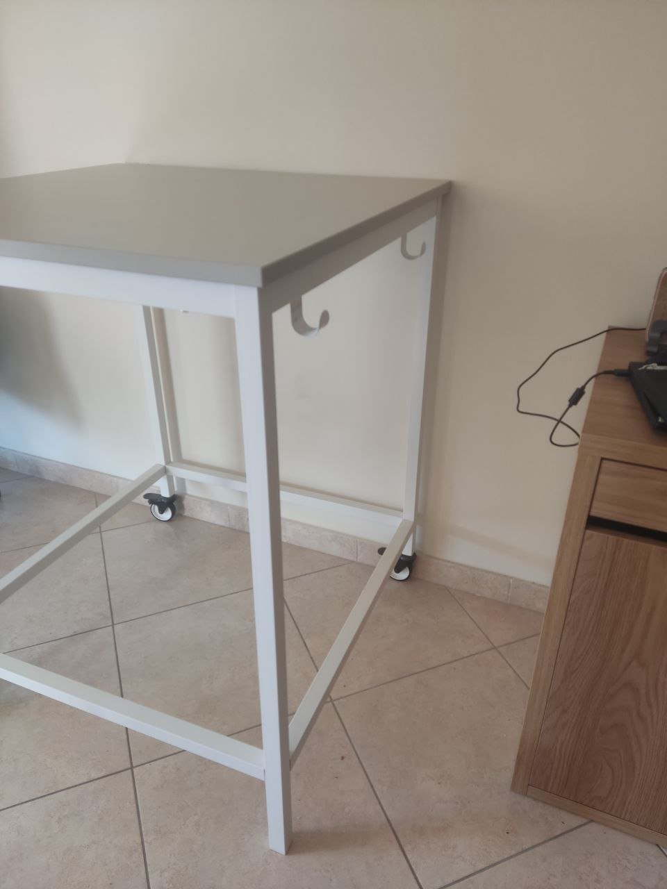 مكتب الوقوف Ikea Trotten 80x80، الارتفاع 102 سم — excellent — بافوس, قبرص