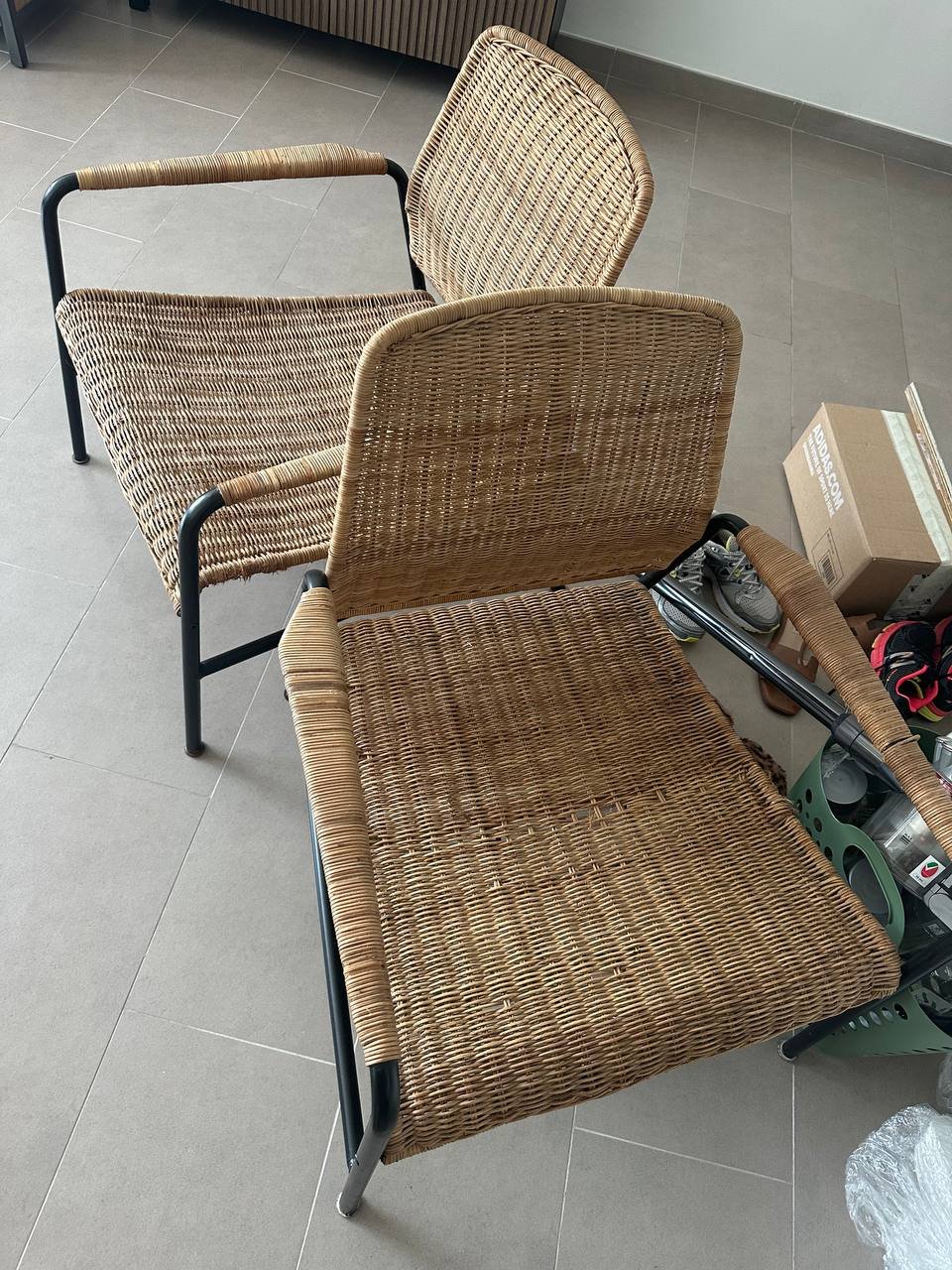 Sillas tejidas IKEA (2 uds) para balcón, 60 AED — Dubái, EAU Sillas tejidas IKEA (2 uds) para balcón, 60 AED — Dubái, EAU