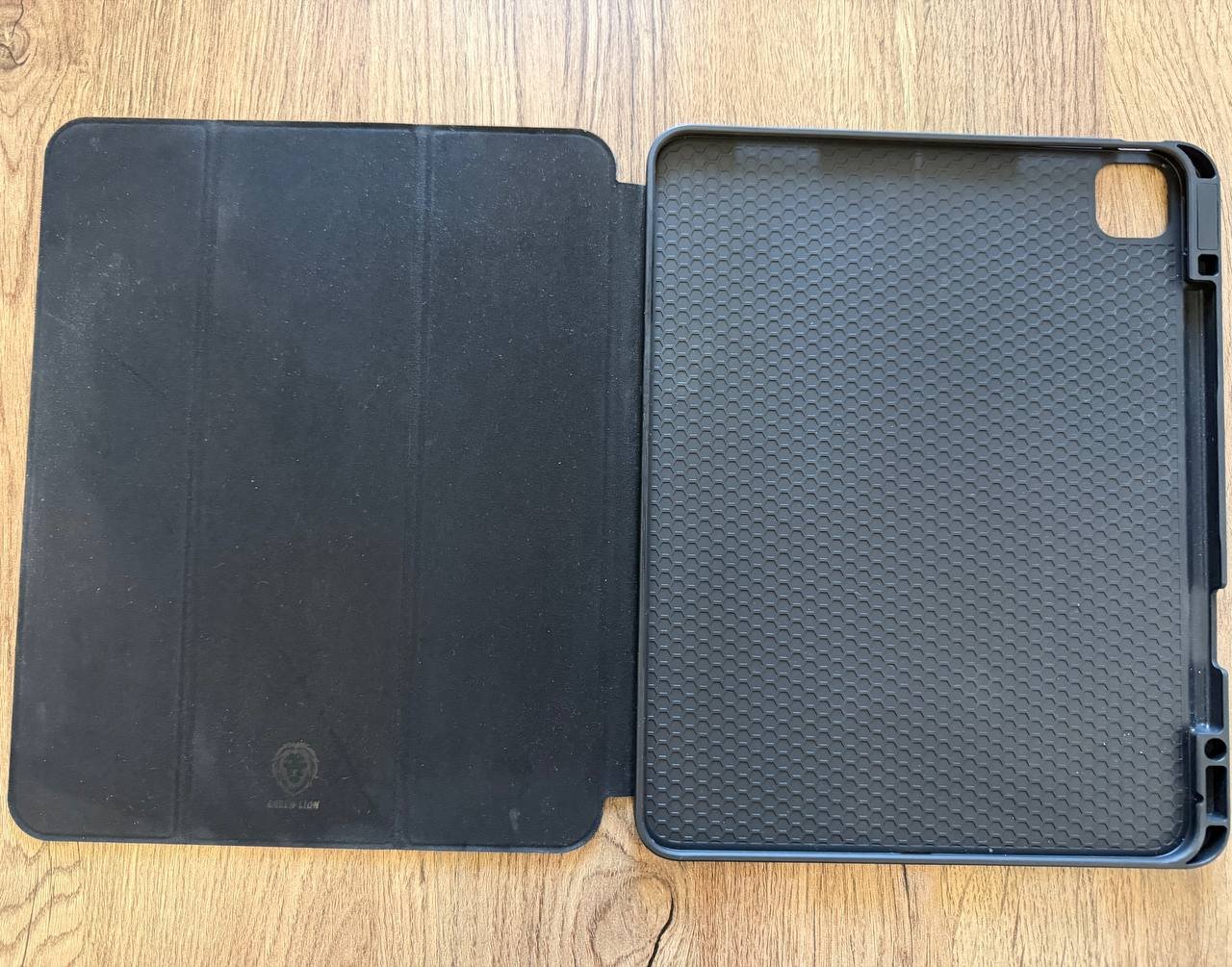 Funda para iPad Pro 13" (GOLD LION) M4/M5 — excelente — Batumi, Georgia