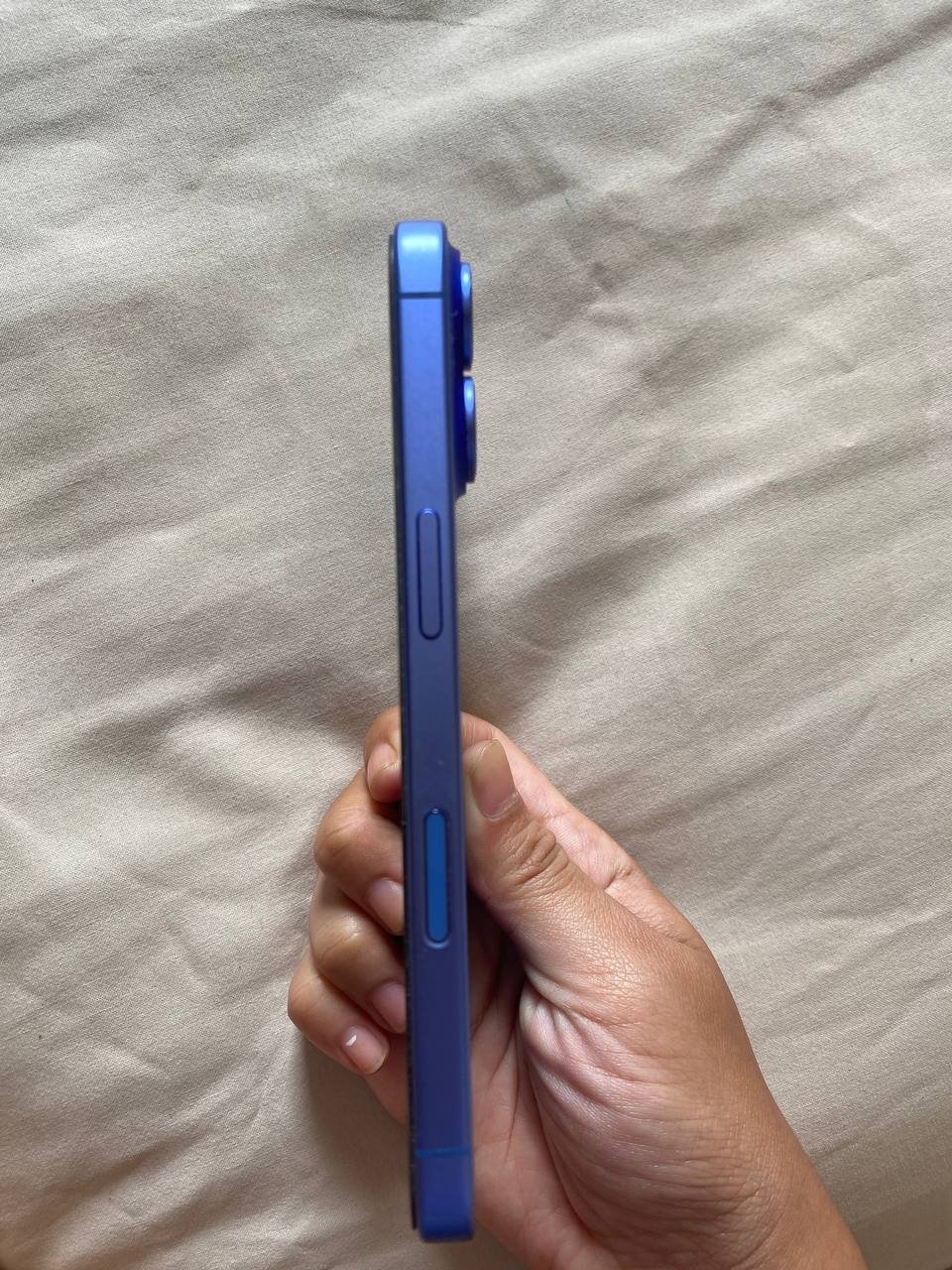 iPhone 16 con caja y cargador original — usado — Bali, Indonesia