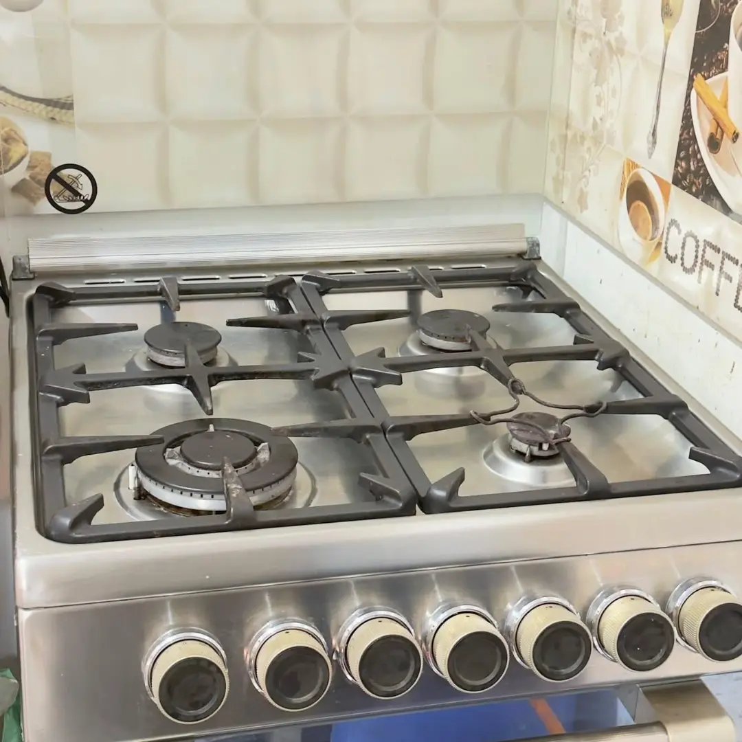 Italian gas range 6 burners 650L — excellent — Dubai, UAE