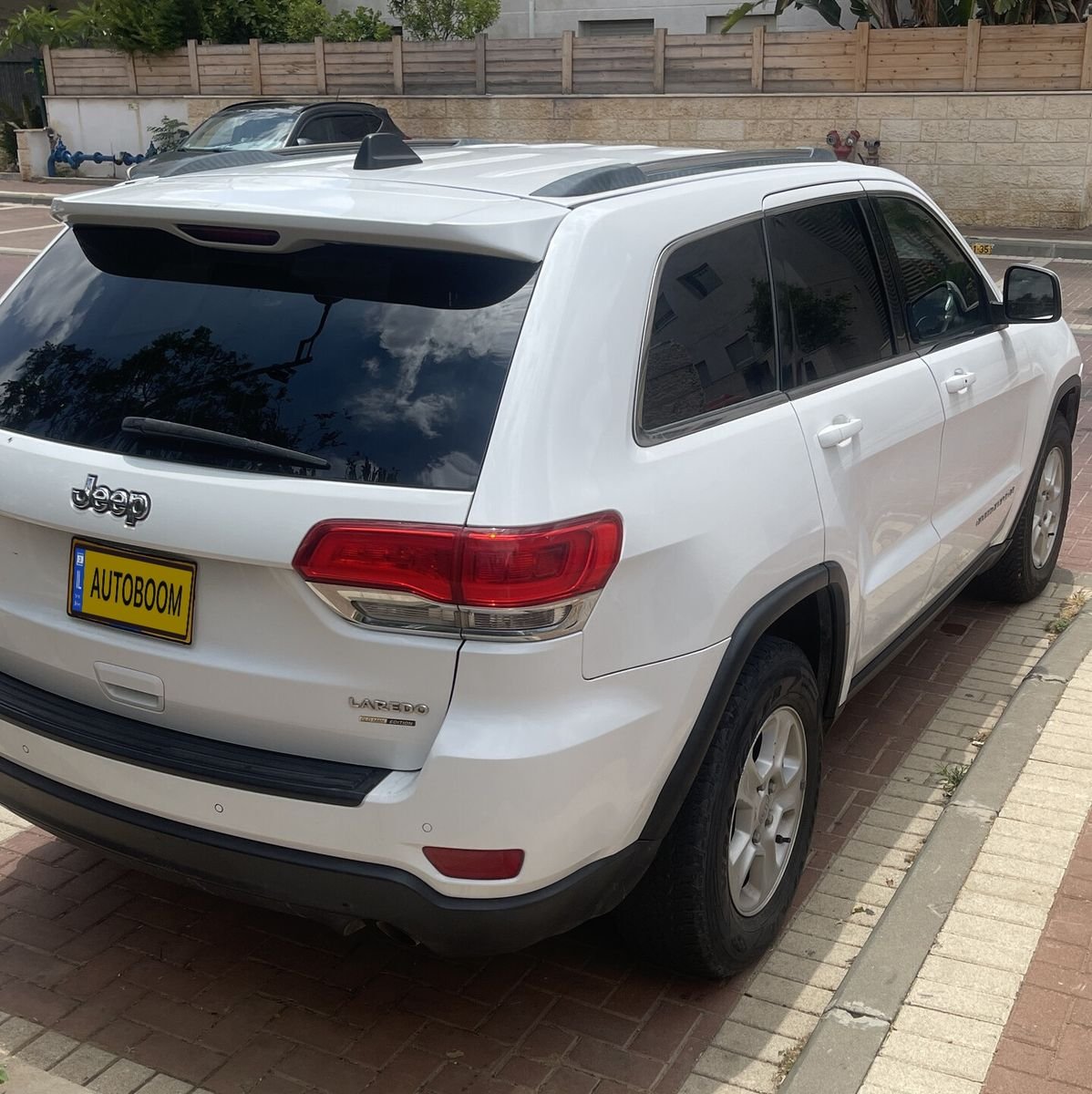 Jeep Grand Cherokee 2015 white automatic — Tel Aviv, Israel