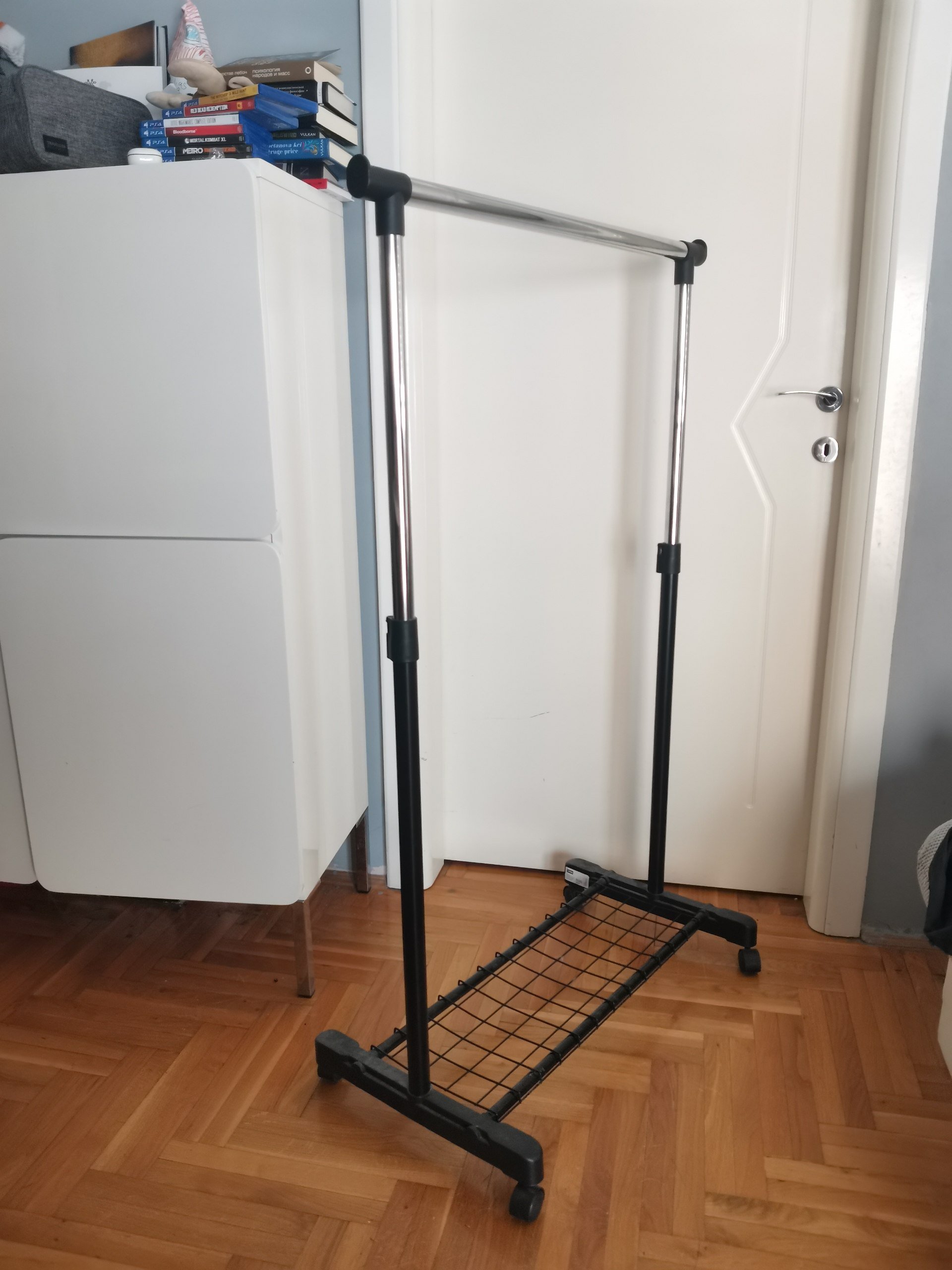 حامل ملابس Jusk 1500 دين — نوفي ساد, صربيا