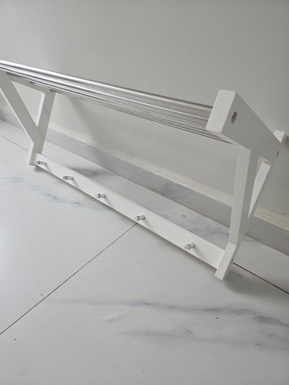 Настенная полка с крючком JYSK, 78×35×33 см — Батуми, Грузия Настенная полка с крючком JYSK, 78×35×33 см — Батуми, Грузия