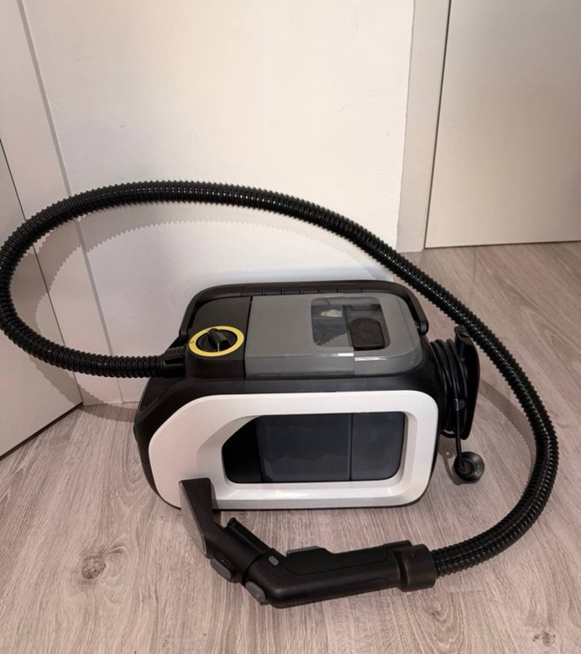 كارتشر SE 3 Compact منظف التنجيد — إسبانيا كارتشر SE 3 Compact منظف التنجيد — إسبانيا