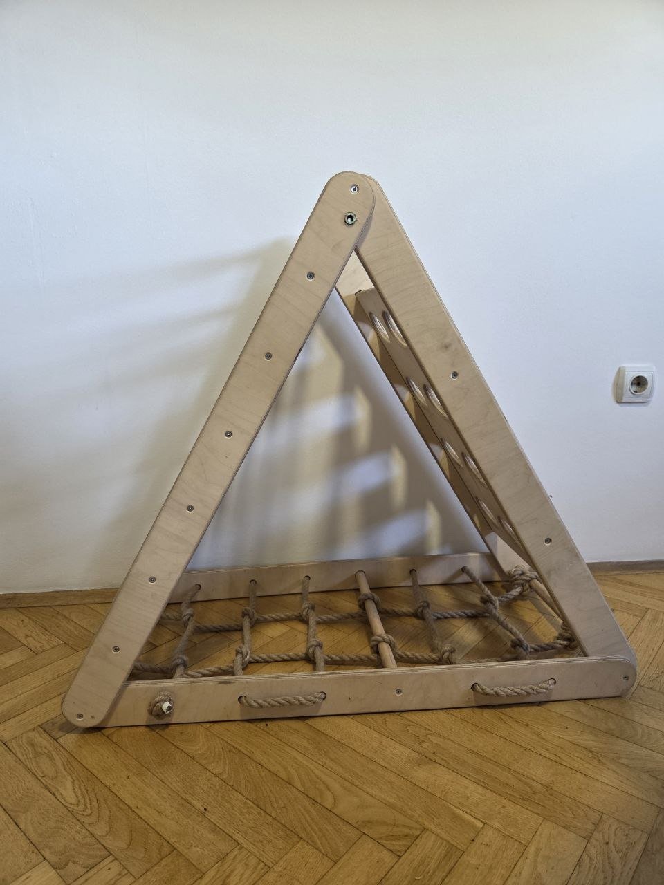 Escalador infantil triangular con tres lados y escalera con tobogán — Novi Sad, Serbia Escalador infantil triangular con tres lados y escalera con tobogán — Novi Sad, Serbia