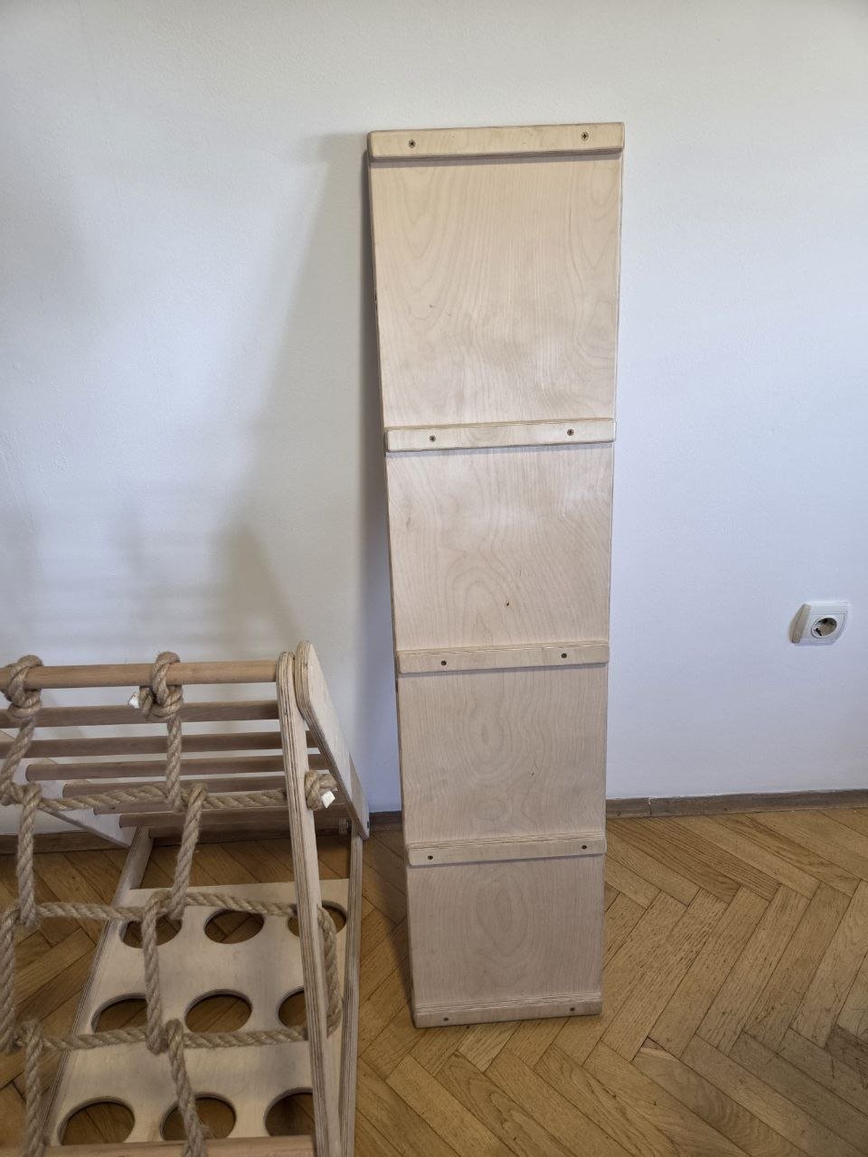 Escalador infantil triangular con tres lados y escalera con tobogán — Novi Sad, Serbia Escalador infantil triangular con tres lados y escalera con tobogán — Novi Sad, Serbia