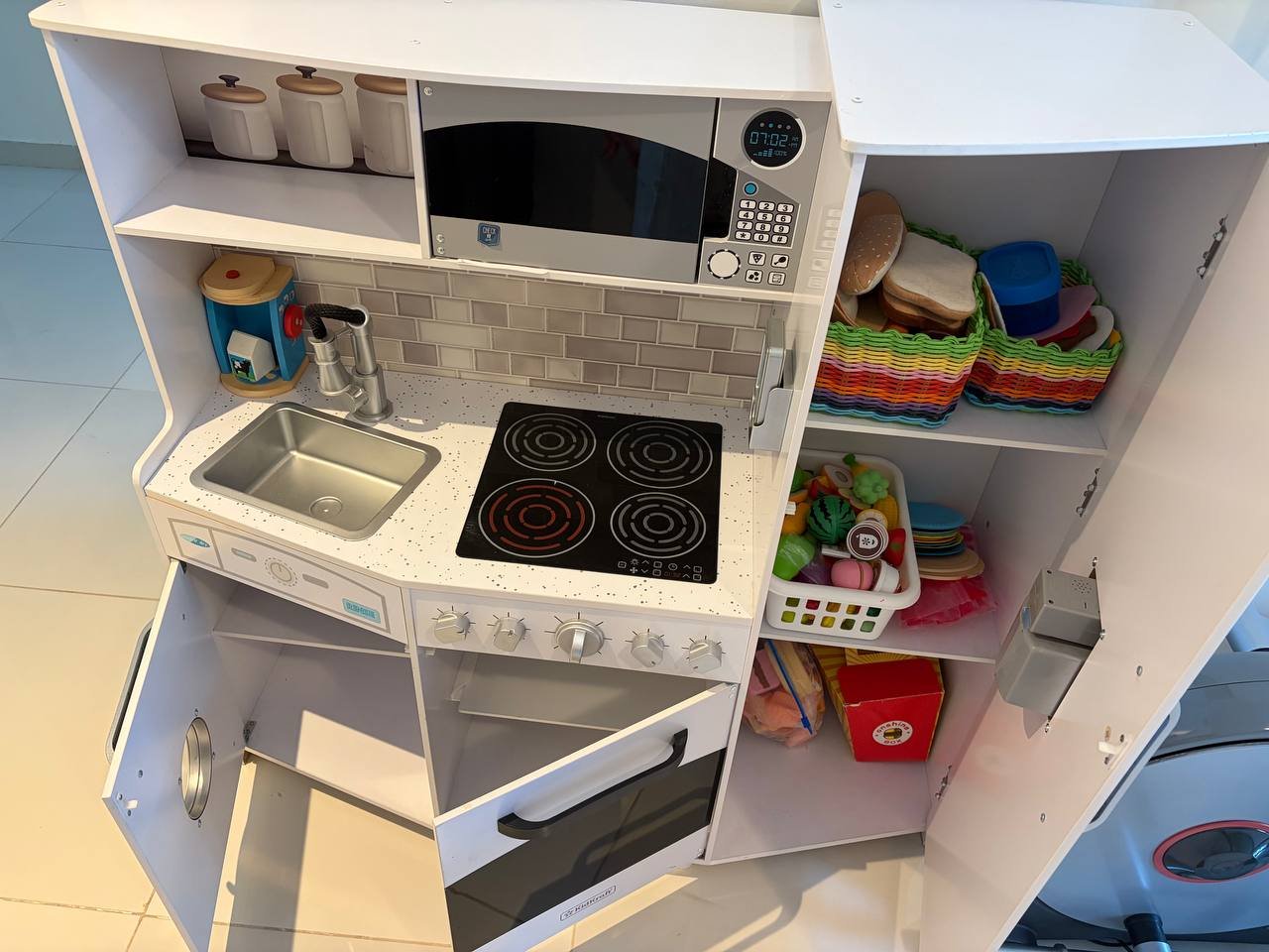 Детская игровая кухня с аксессуарами, 200 дирхам — Дубай, ОАЭ Детская игровая кухня с аксессуарами, 200 дирхам — Дубай, ОАЭ