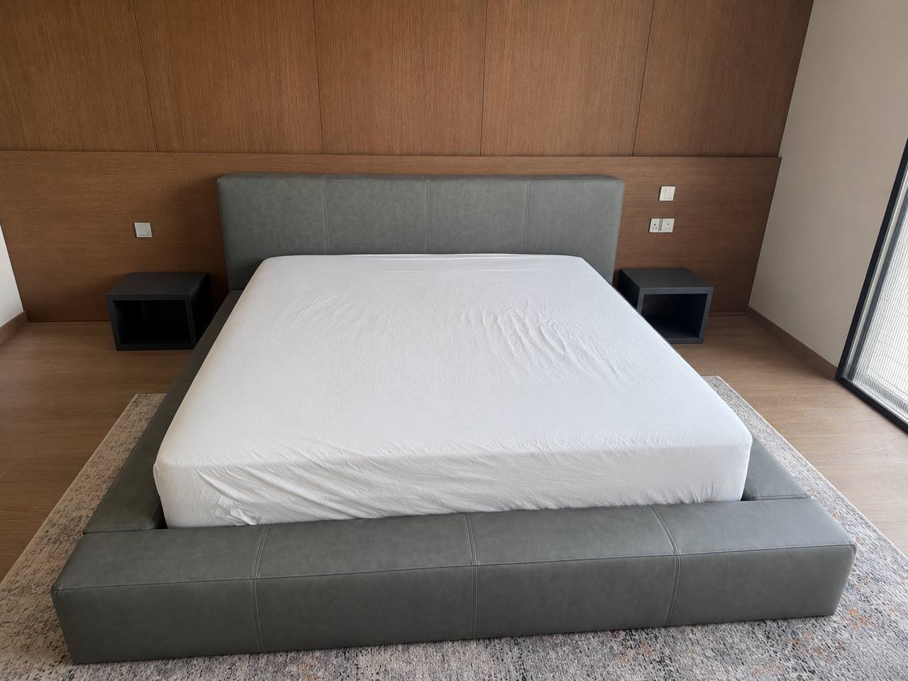Двуспальная кровать King Size с матрасом и тумбами — Дубай, ОАЭ