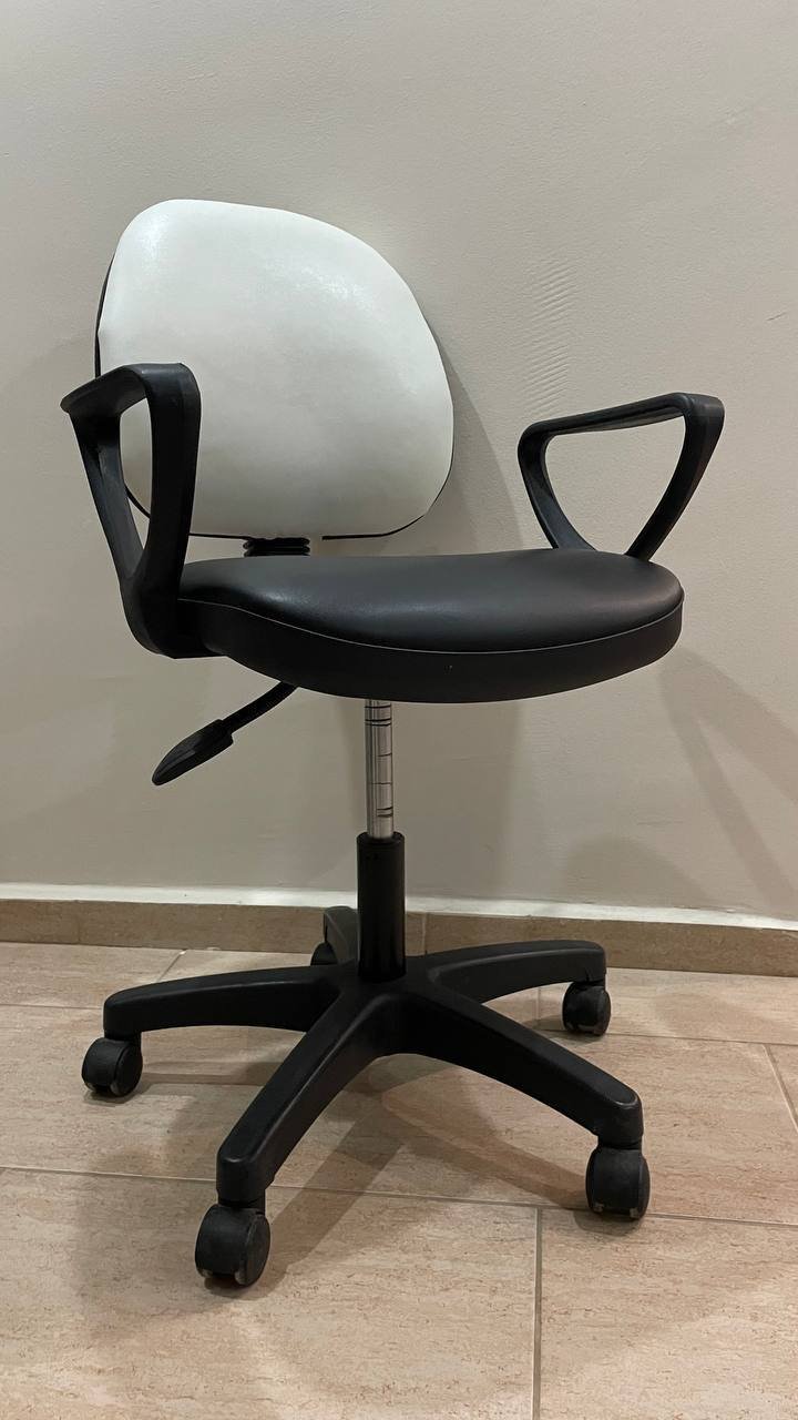 Silla de oficina de cuero con ajuste de altura — Alanya, Turquía