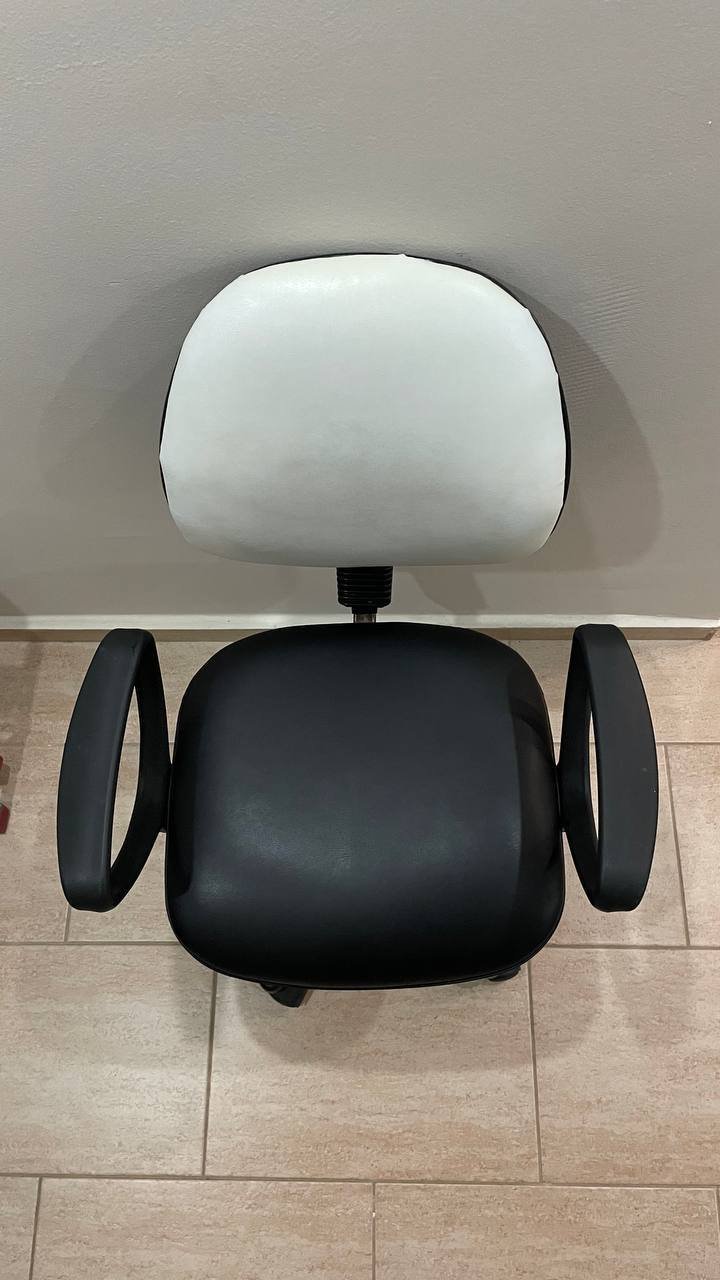 Silla de oficina de cuero con ajuste de altura — Alanya, Turquía