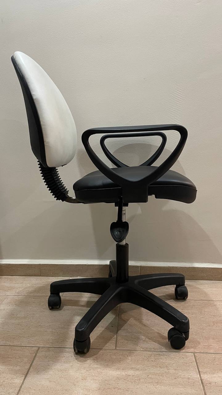 Silla de oficina de cuero con ajuste de altura — Alanya, Turquía