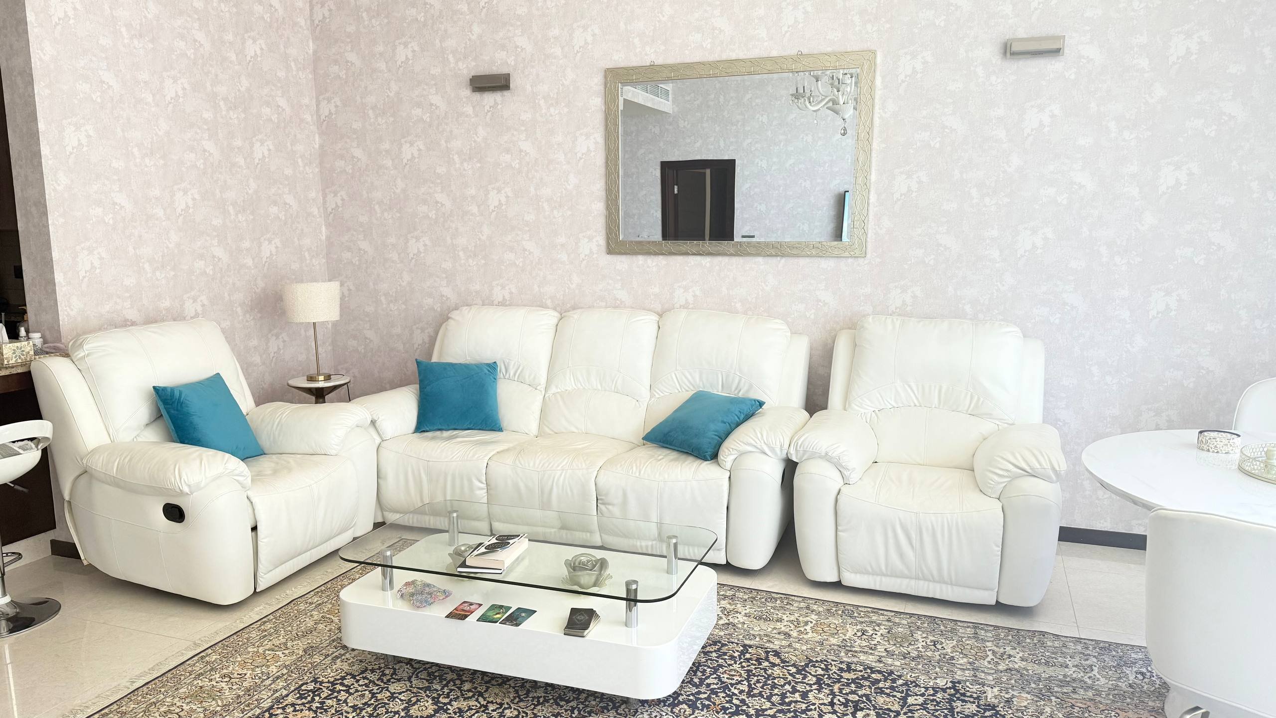Leather sofas in good condition (Palm Jumeirah) — Dubai, UAE Leather sofas in good condition (Palm Jumeirah) — good — Dubai, UAE