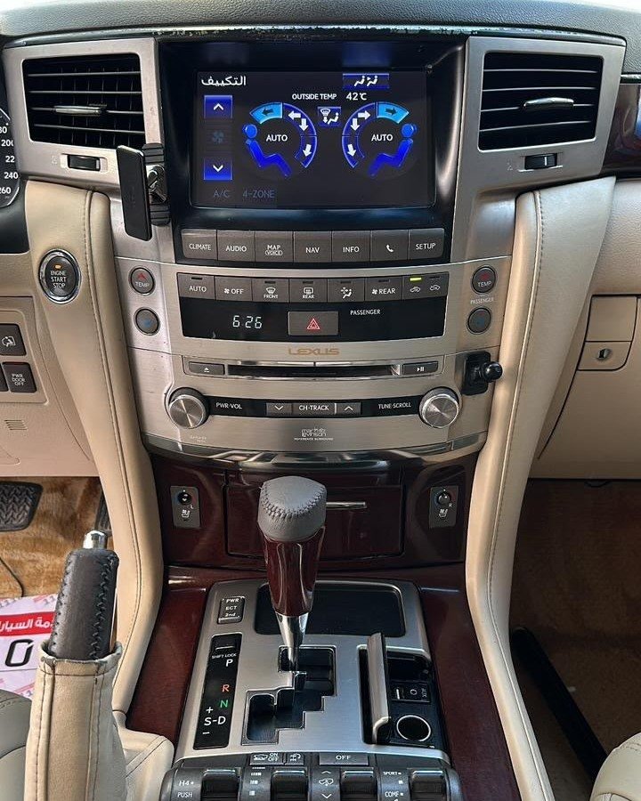 Lexus 2013 (No. 1) three screens, dashboard, mileage 405 — Dubai, UAE Lexus 2013 (No. 1) three screens, dashboard, mileage 405 — agency condition — Dubai, UAE