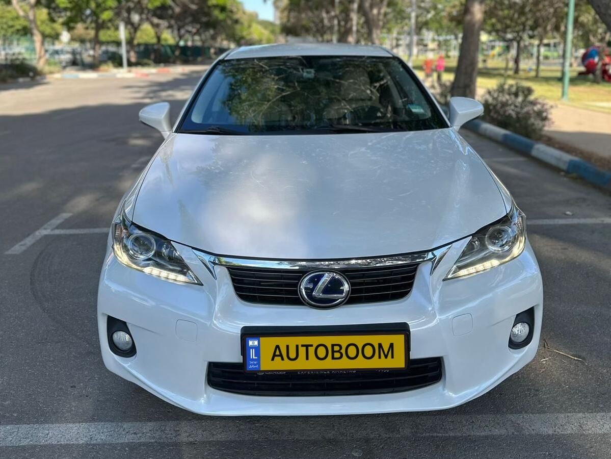 Lexus CT 200h 2011 white hatchback — Netanya, Israel