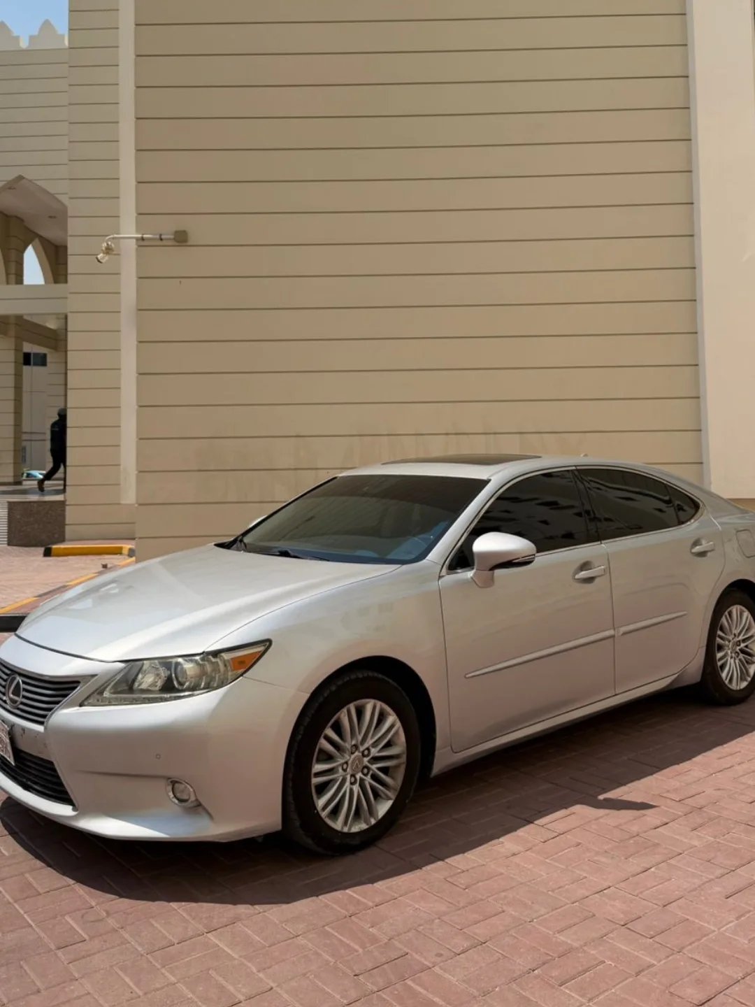 Lexus ES 2014 серебристый 320 тыс. км — Дубай, ОАЭ Lexus ES 2014 серебристый 320 тыс. км — б/у — Дубай, ОАЭ