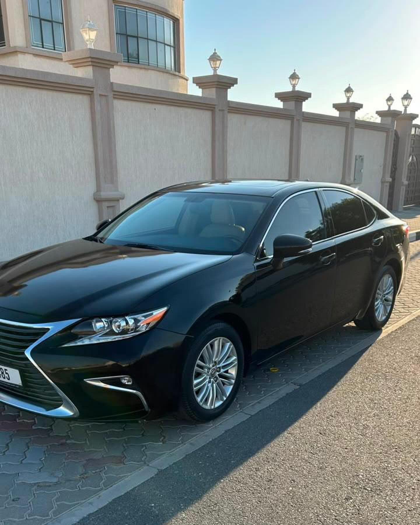 Lexus ES 2015 черный, американец, пробег 190 тыс км — Дубай, ОАЭ Lexus ES 2015 черный, американец, пробег 190 тыс км — Дубай, ОАЭ