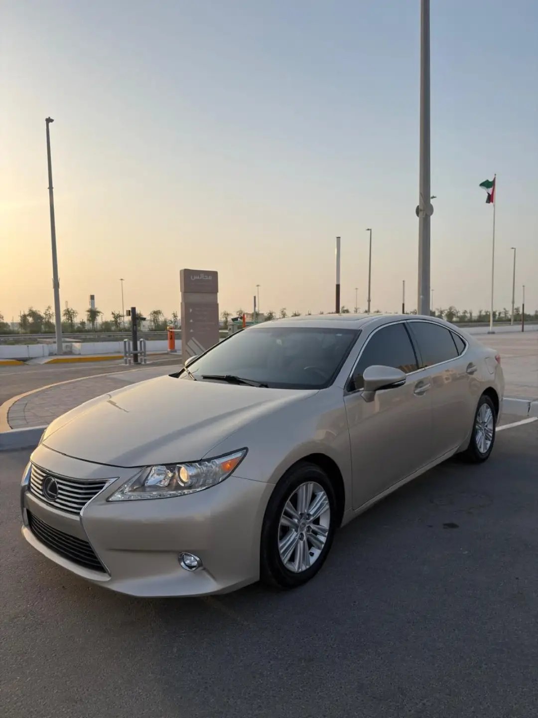 Lexus ES 350 2014 золотой (США, растаможка) — Дубай, ОАЭ Lexus ES 350 2014 золотой (США, растаможка) — Дубай, ОАЭ