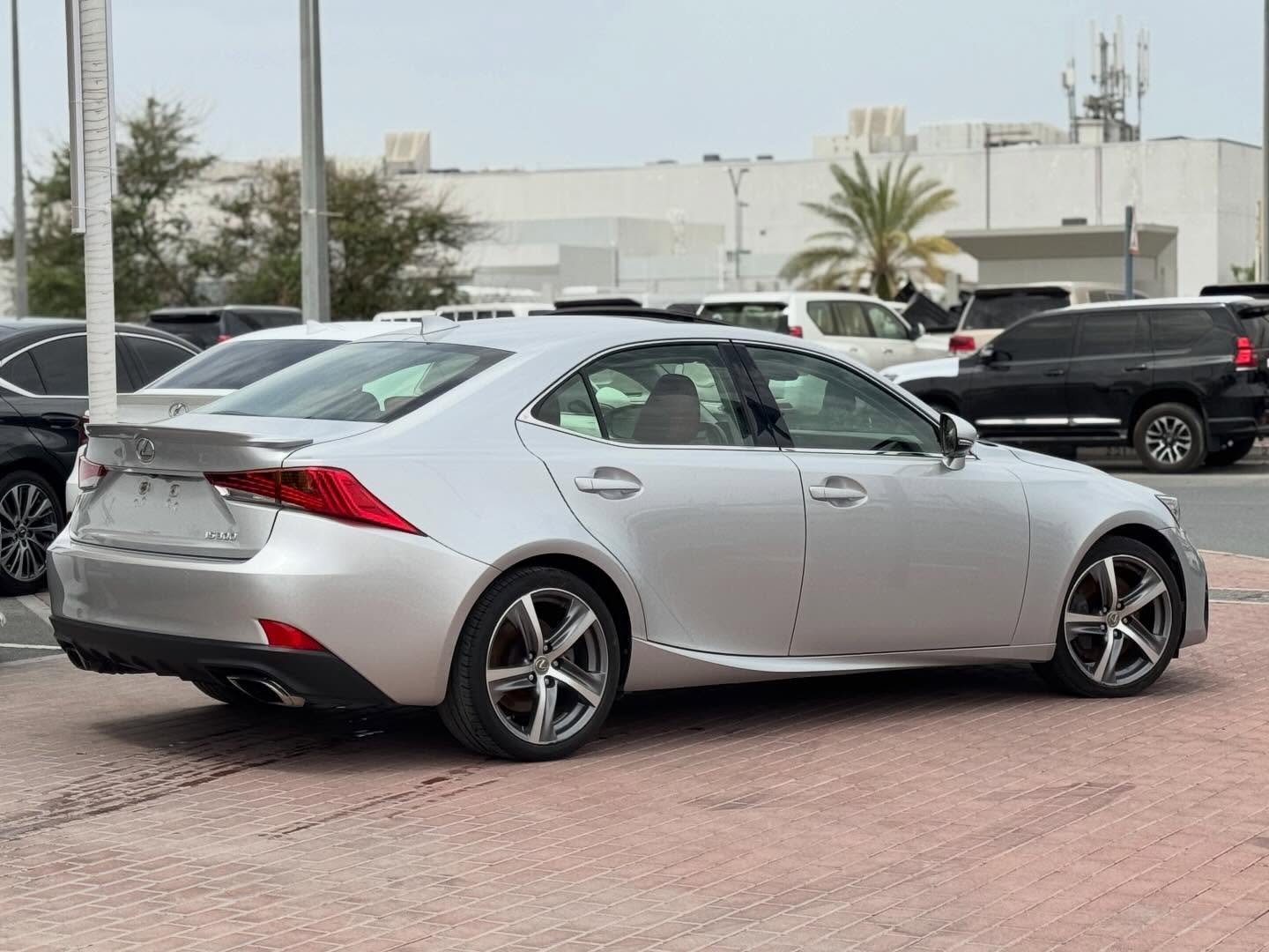 Lexus IS 300 2017 серебристый V6 Platinum — Шарджа, ОАЭ