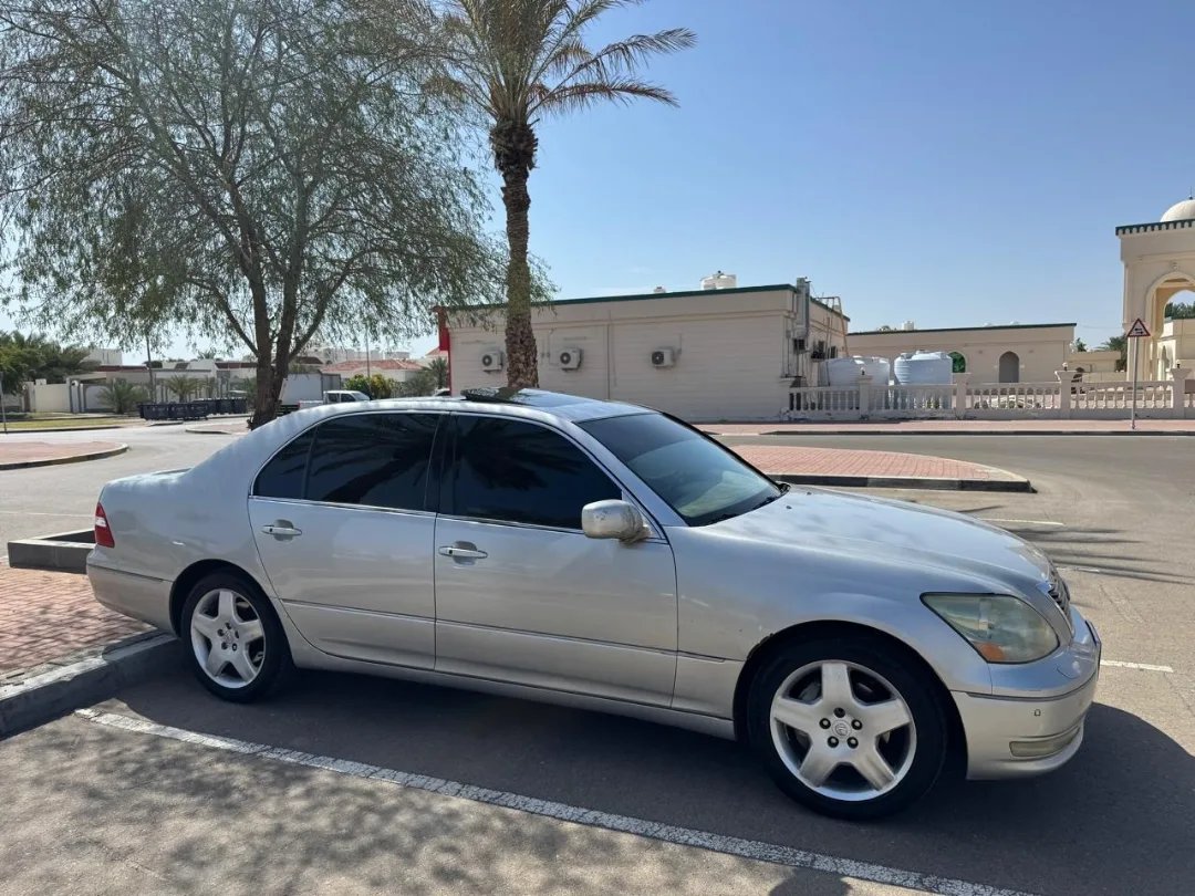 Lexus LS430 2004 plateado, 425000 millas — Dubái, EAU Lexus LS430 2004 plateado, 425000 millas — Dubái, EAU