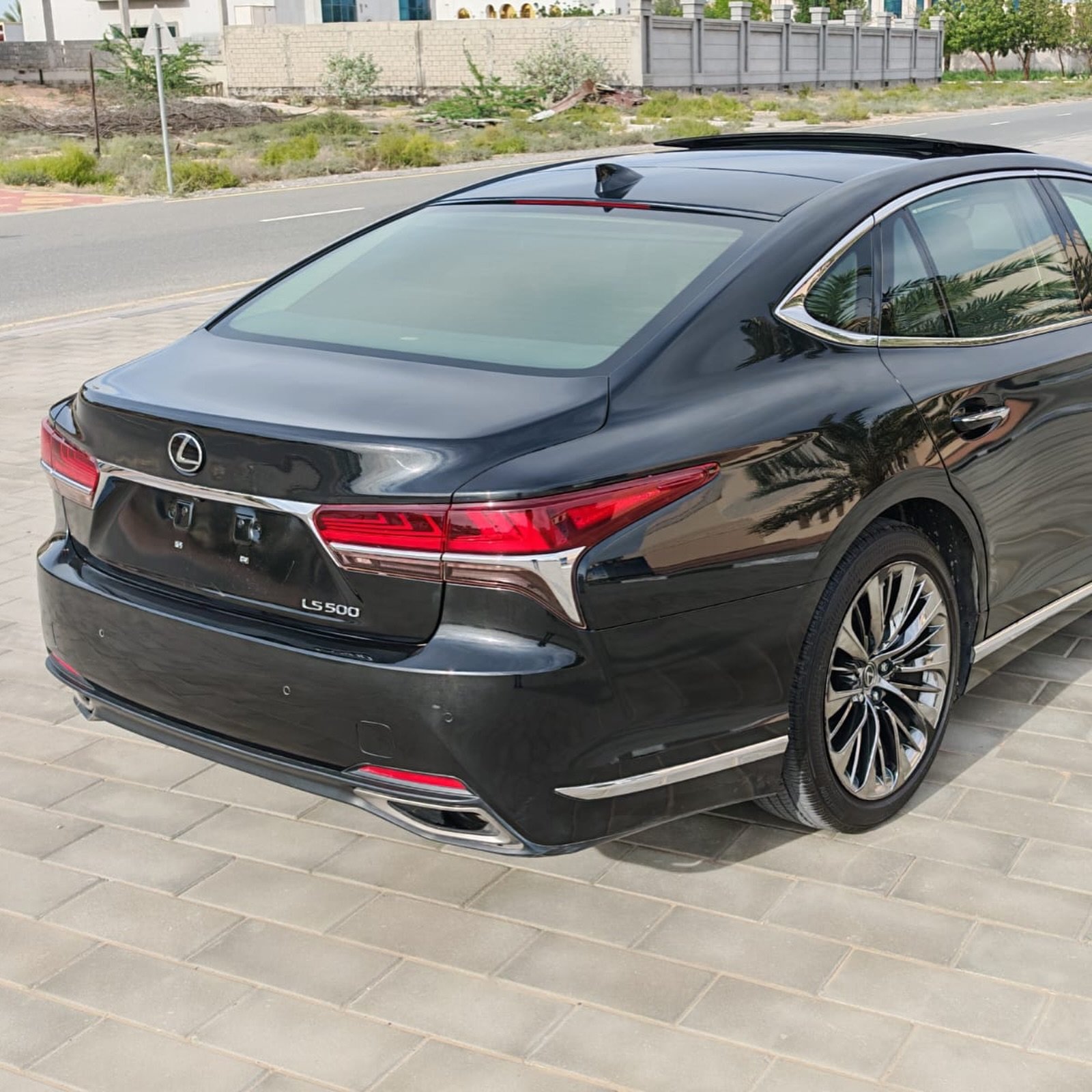 لكزس LS500 2018 أسود، داخلية بيج — دبي, الإمارات لكزس LS500 2018 أسود، داخلية بيج — دبي, الإمارات