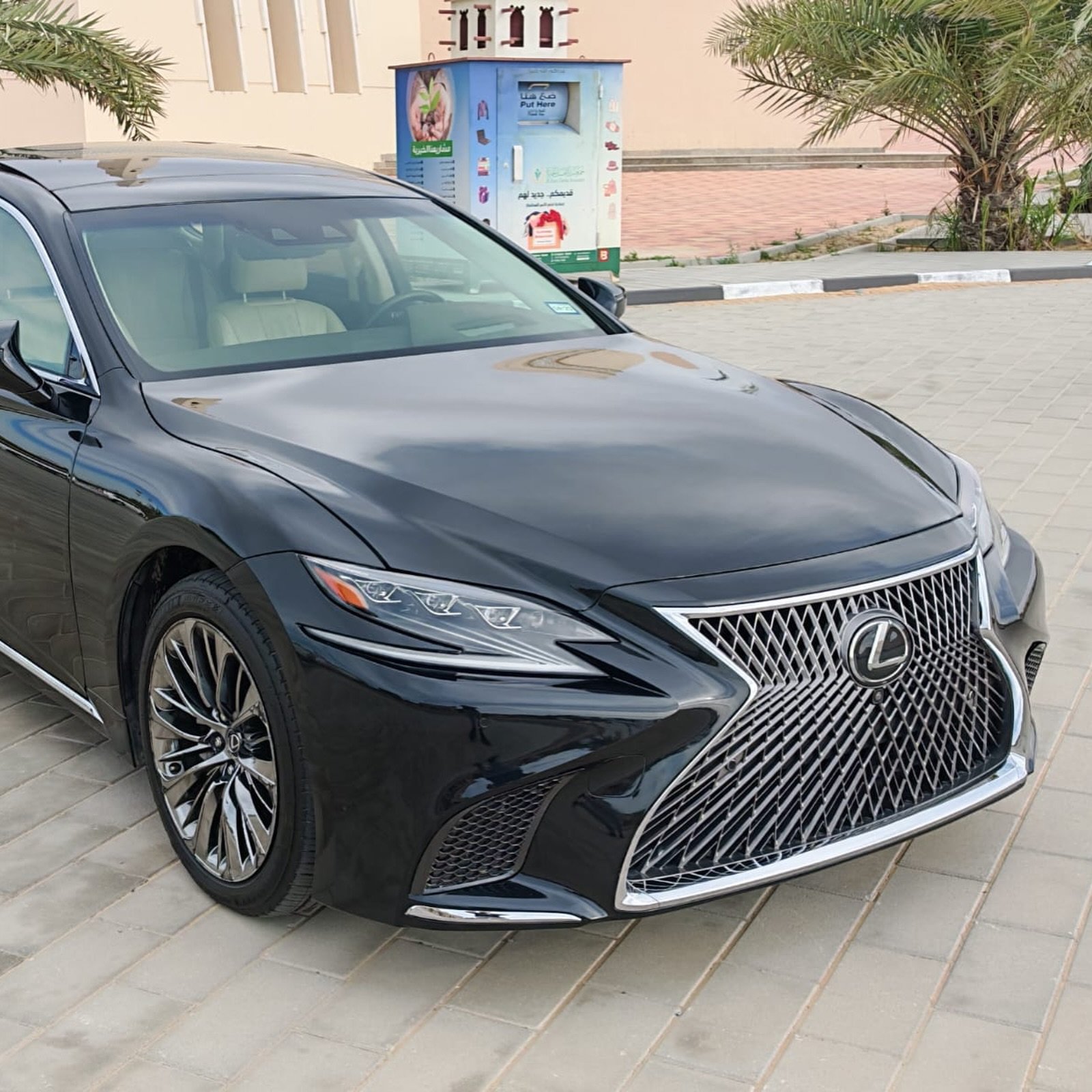 لكزس LS500 2018 أسود، داخلية بيج — دبي, الإمارات لكزس LS500 2018 أسود، داخلية بيج — دبي, الإمارات