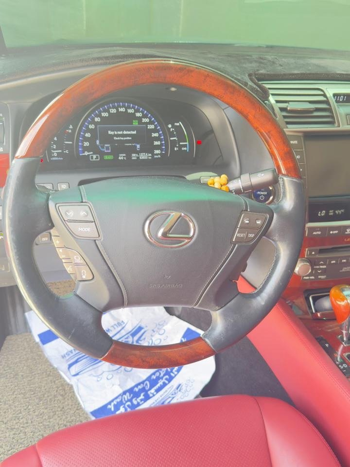 Lexus LS600 Hybrid 2012, first owner, clean — very clean, no issues — Dubai, UAE