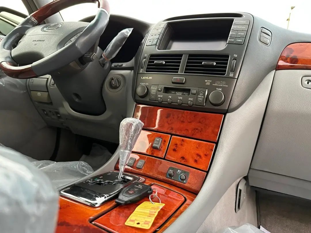 Lexus LS 430 2004 — 30000 AED, interior de cuero — Dubái, EAU Lexus LS 430 2004 — 30000 AED, interior de cuero — Dubái, EAU