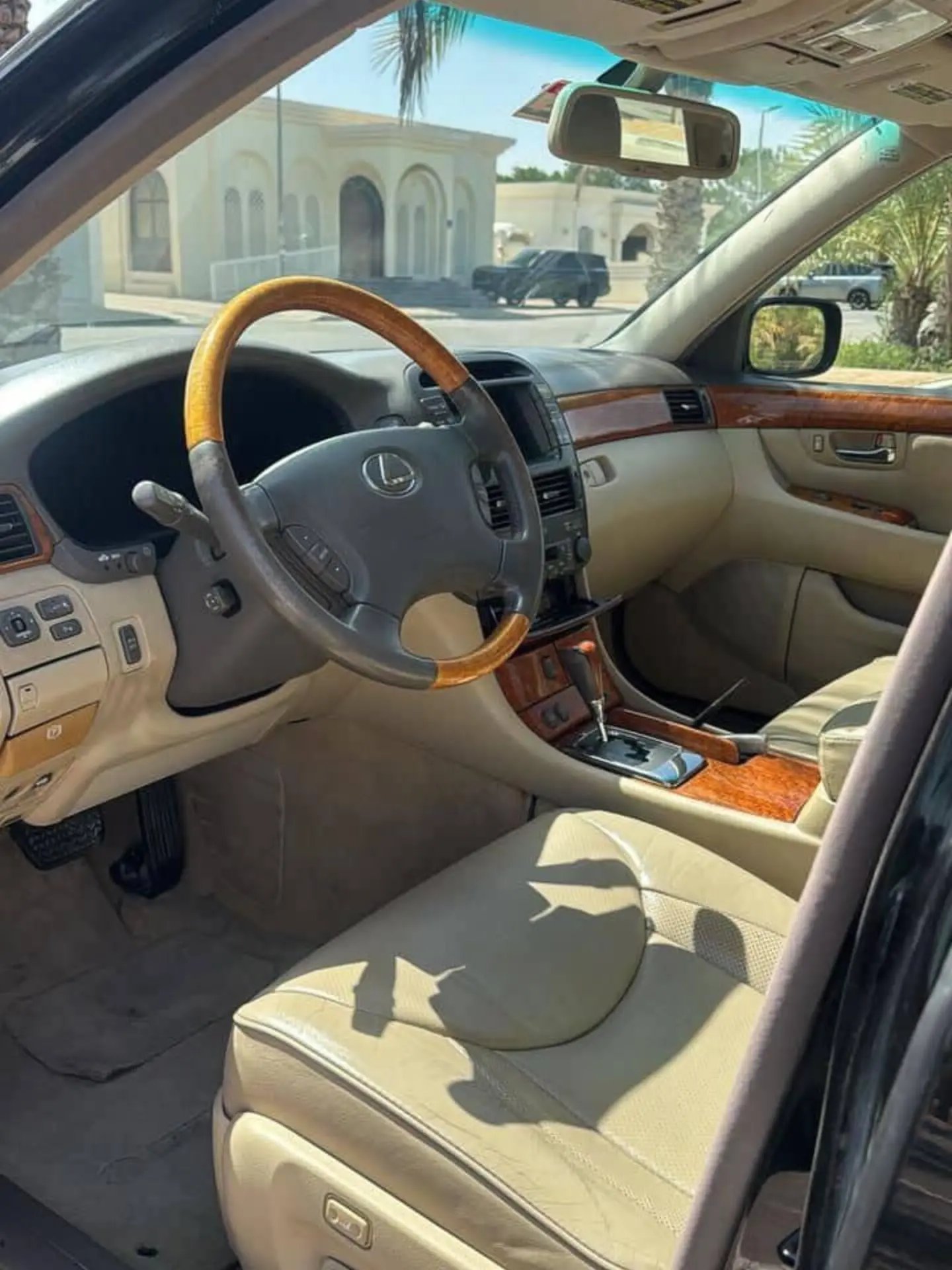 Lexus LS 430 2004 бежевый салон — б/у — Дубай, ОАЭ