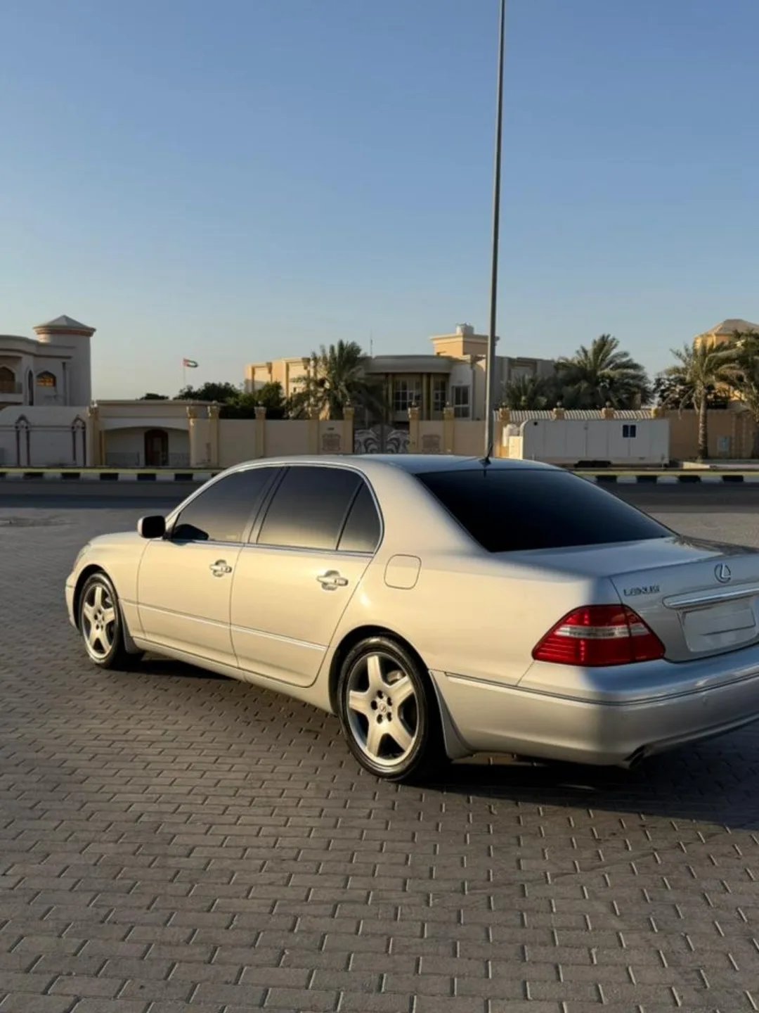 Lexus LS 430 2005 plateado 330k millas — Dubái, EAU Lexus LS 430 2005 plateado 330k millas — Dubái, EAU