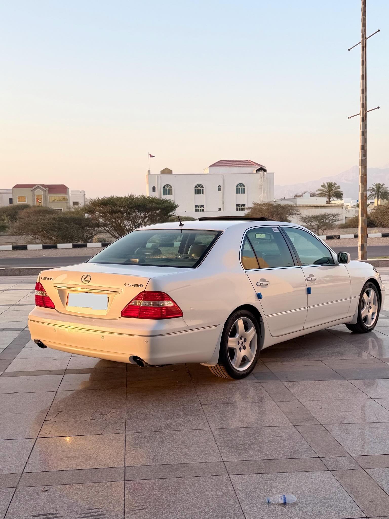 Lexus LS 430 2005 белый (внутри беж) — Дубай, ОАЭ