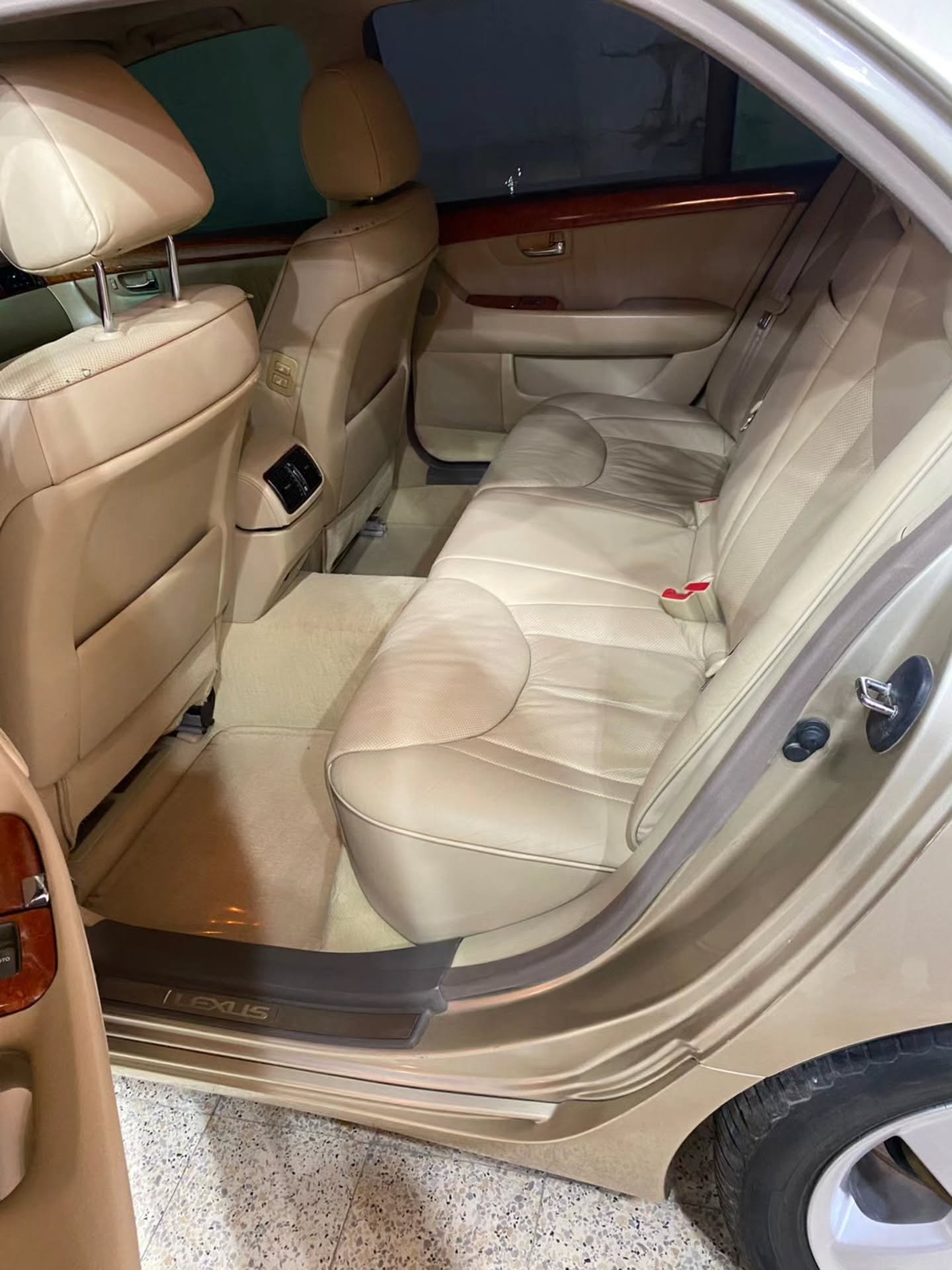 Lexus LS 430 2006 золотой (ввоз США) — б/у — Дубай, ОАЭ