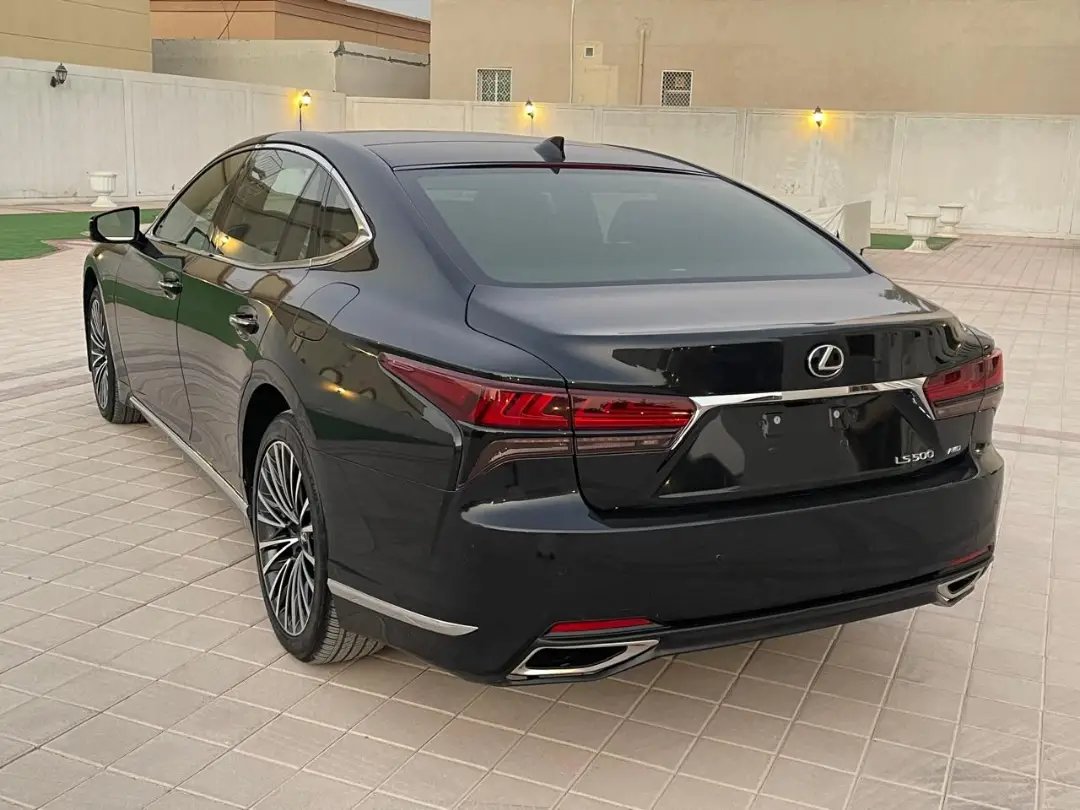 Lexus LS 500h AWD 2024 negro — Sharjá, EAU Lexus LS 500h AWD 2024 negro — Sharjá, EAU
