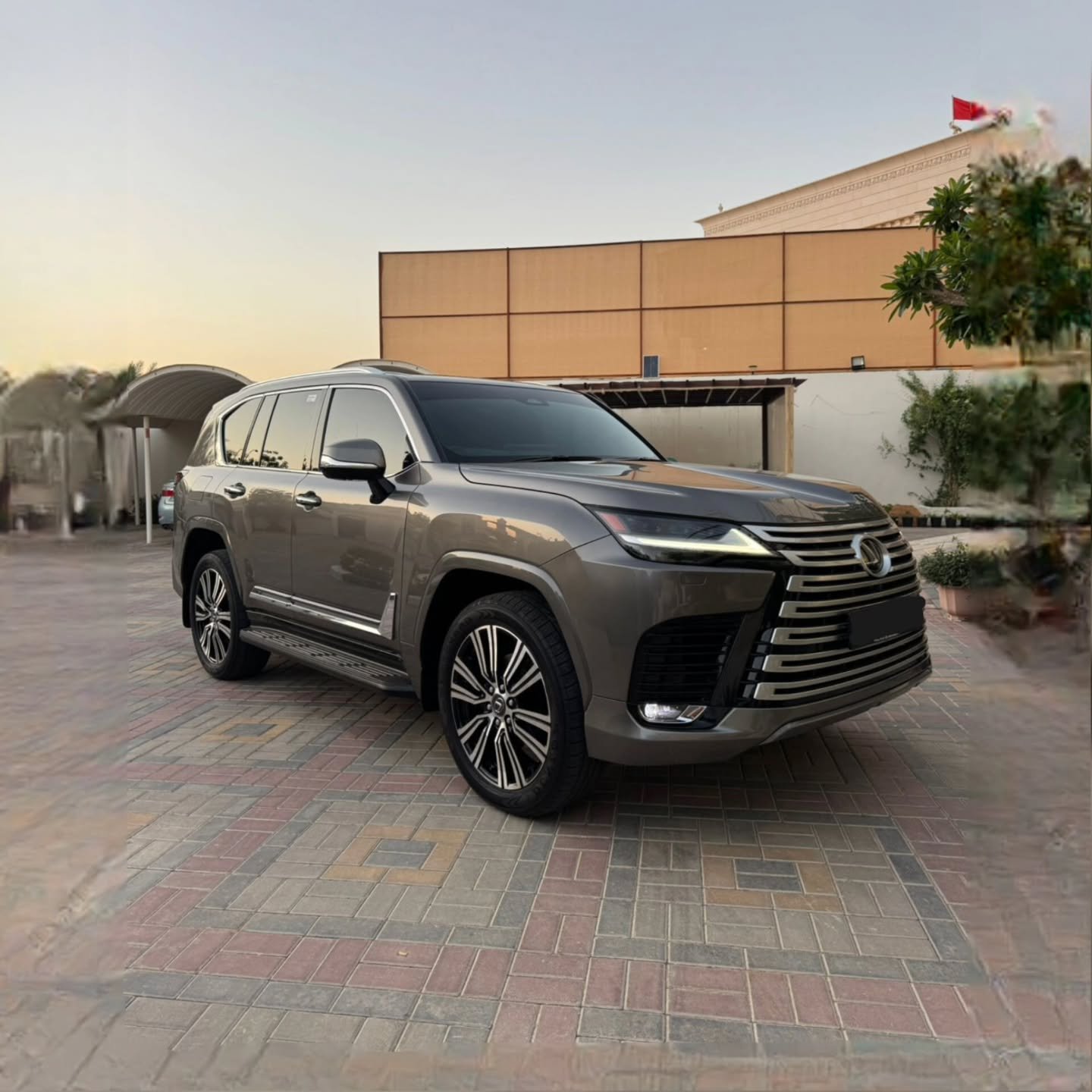 لكزس LX600 2025 تيتانيوم، داخلية زعفراني — 495000 درهم — دبي, الإمارات