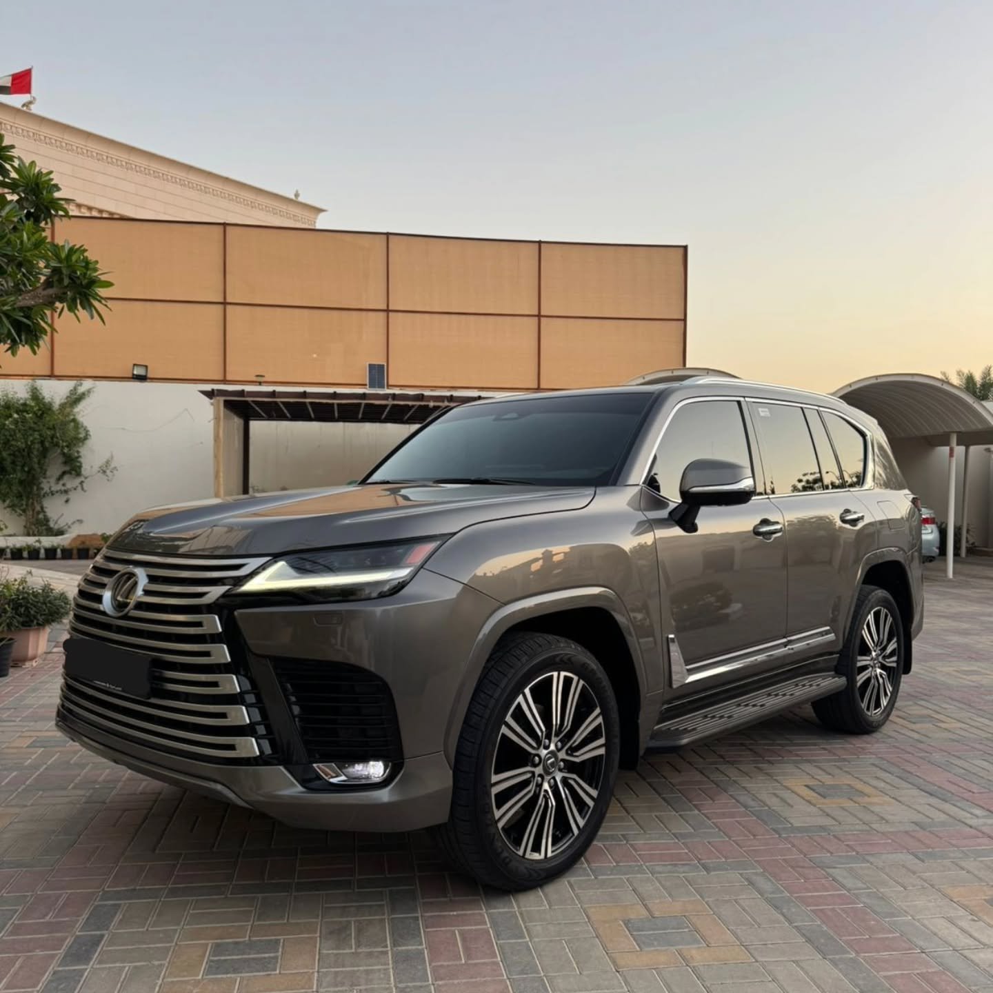 لكزس LX600 2025 تيتانيوم، داخلية زعفراني — 495000 درهم — دبي, الإمارات