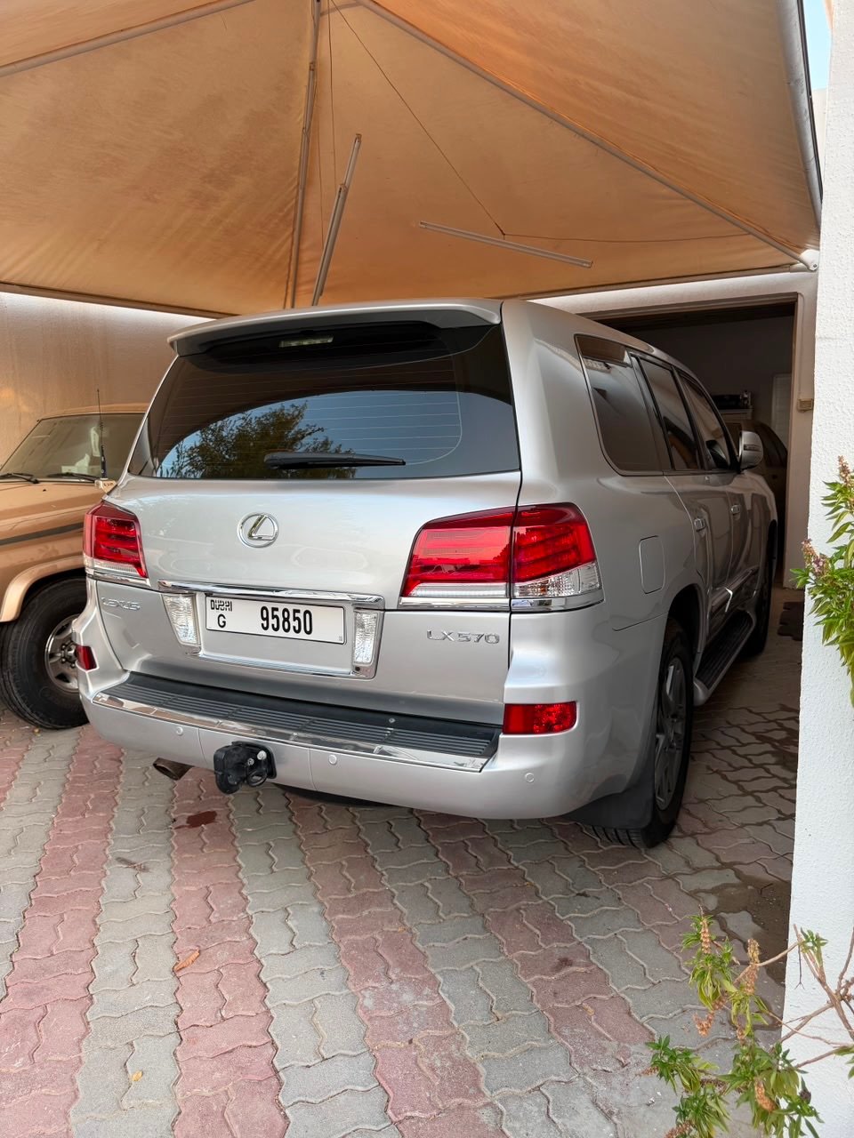 Lexus LX 570 2012 серебро, пробег 337000 км — Абу-Даби, ОАЭ Lexus LX 570 2012 серебро, пробег 337000 км — б/у — Абу-Даби, ОАЭ
