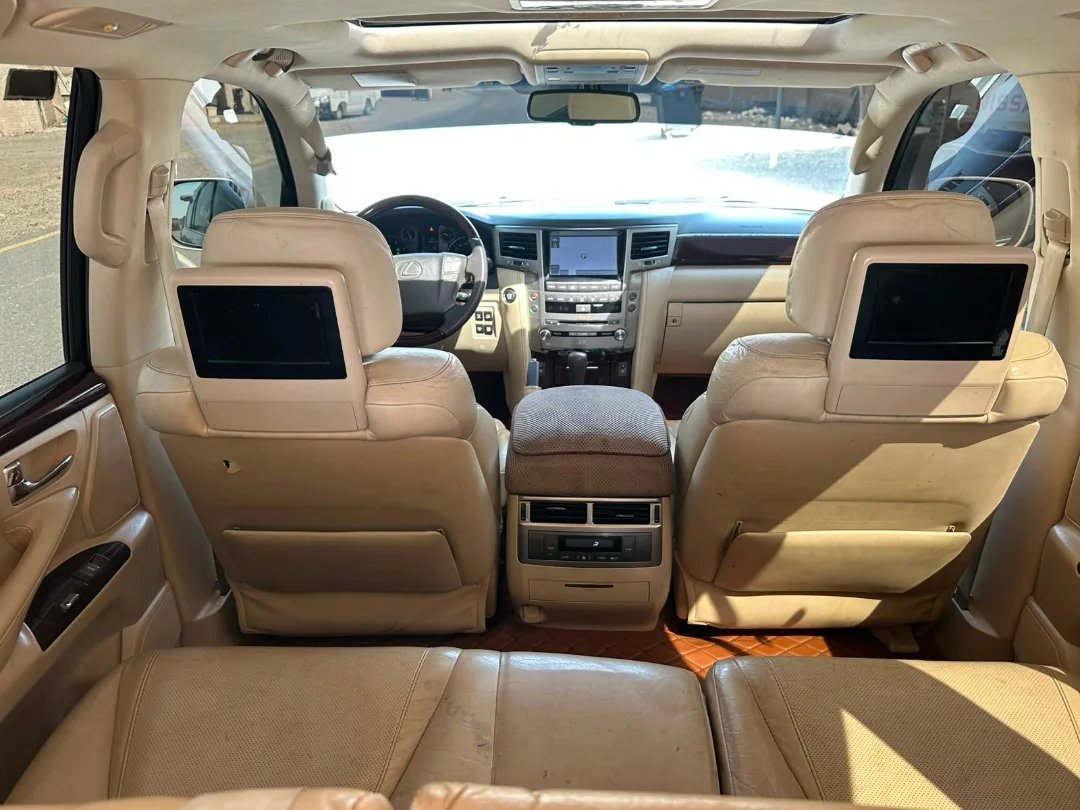 Lexus LX 570 2013 dorado (GCC) — Dubái, EAU Lexus LX 570 2013 dorado (GCC) — Dubái, EAU