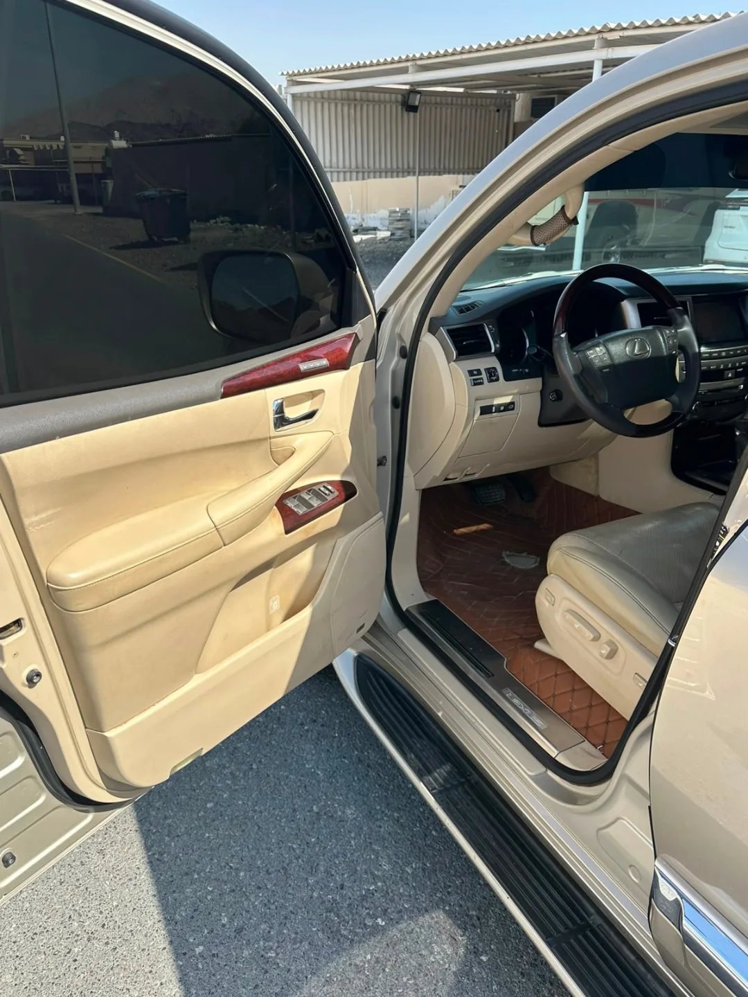 Lexus LX 570 2013 dorado (GCC) — Dubái, EAU Lexus LX 570 2013 dorado (GCC) — Dubái, EAU