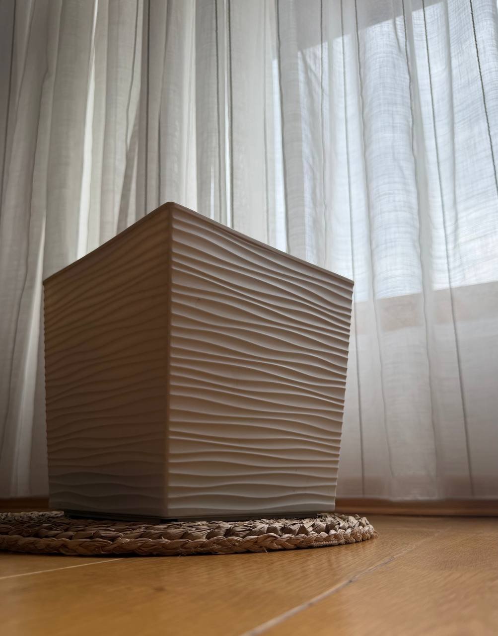 Light beige planter/pot 500 dinar — Belgrade, Serbia