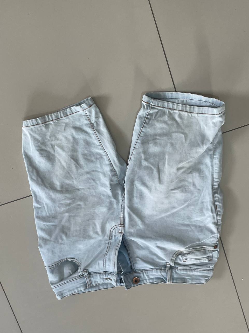 Pantalones cortos de mezclilla azul claro ESTO 1982 — Antalya, Turquía
