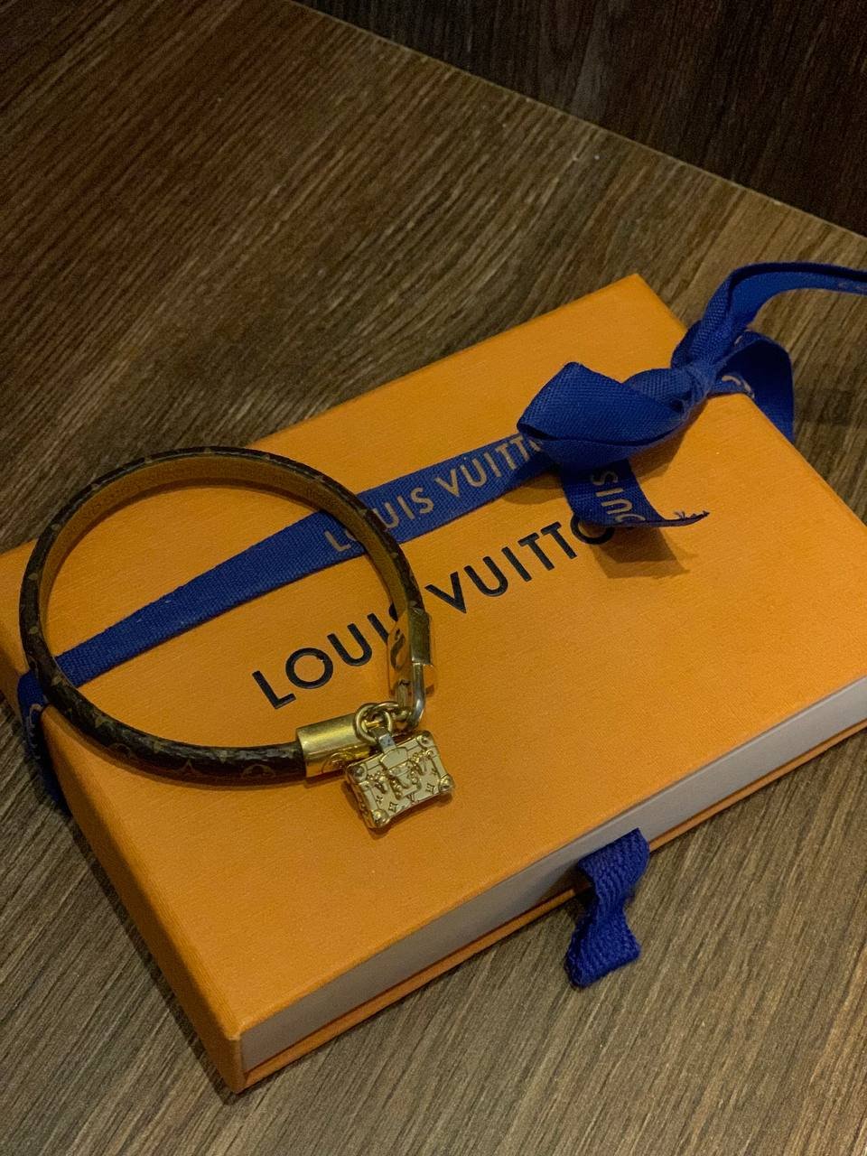 Pulsera de cuero Louis Vuitton — Batumi, Georgia Pulsera de cuero Louis Vuitton — Batumi, Georgia