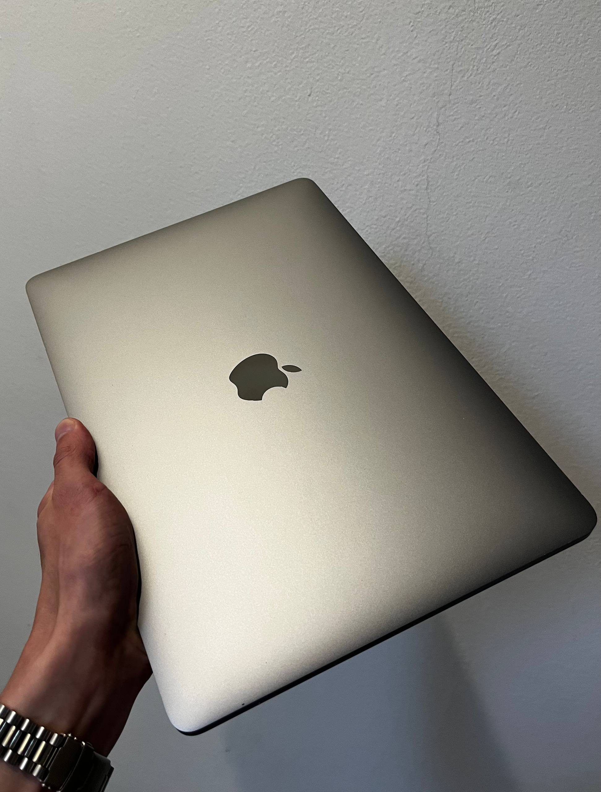 MacBook Pro 19 año 13 (Touch Bar) 300€ — Ideal — Belgrado, Serbia