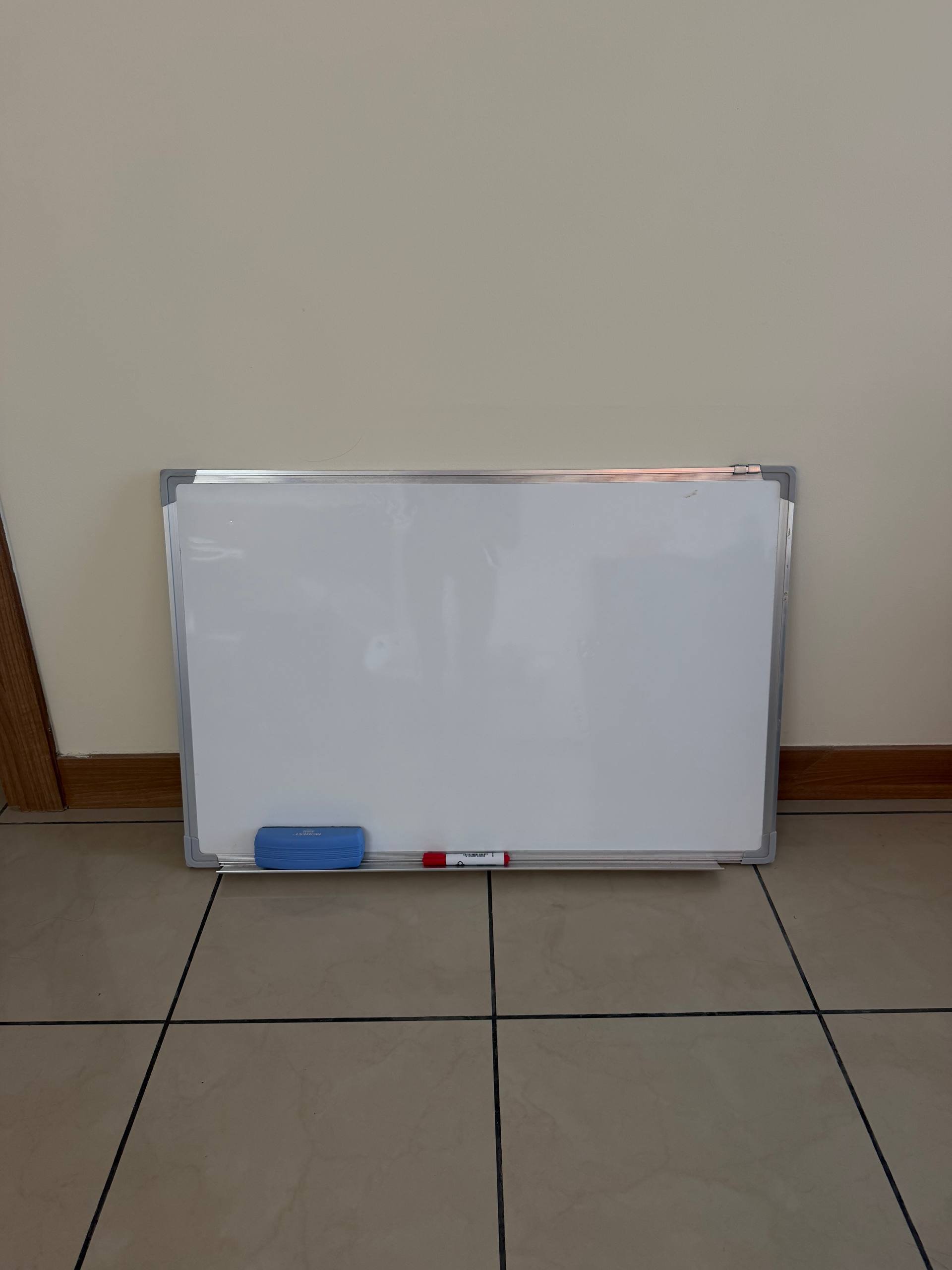 Pizarra blanca magnética con rotulador y borrador — Dubái, EAU