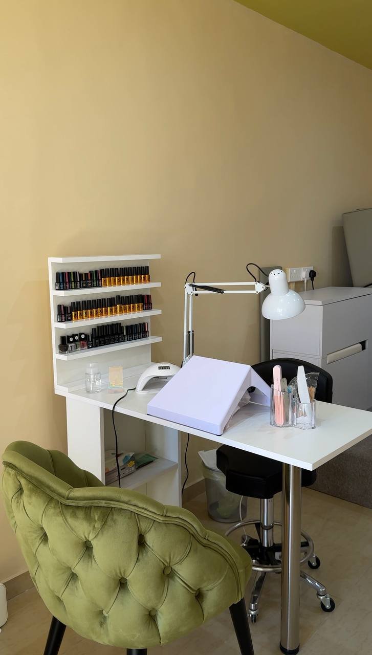 Manicure table with nail polish shelf — Limassol, Cyprus